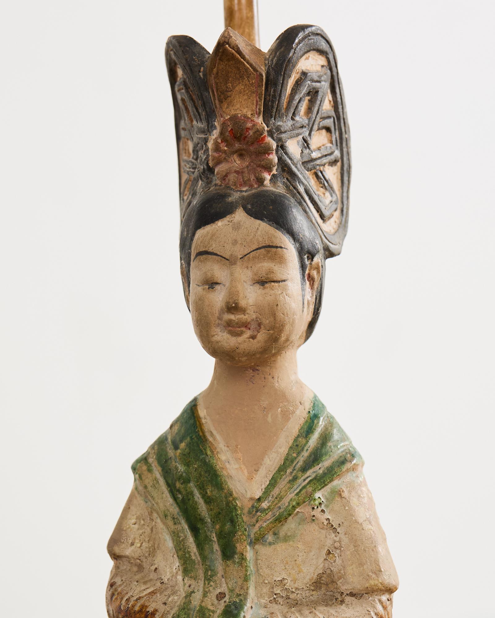 Pareja de lámparas de sobremesa chinas de cerámica figurada estilo Tang Dynasty en venta 9