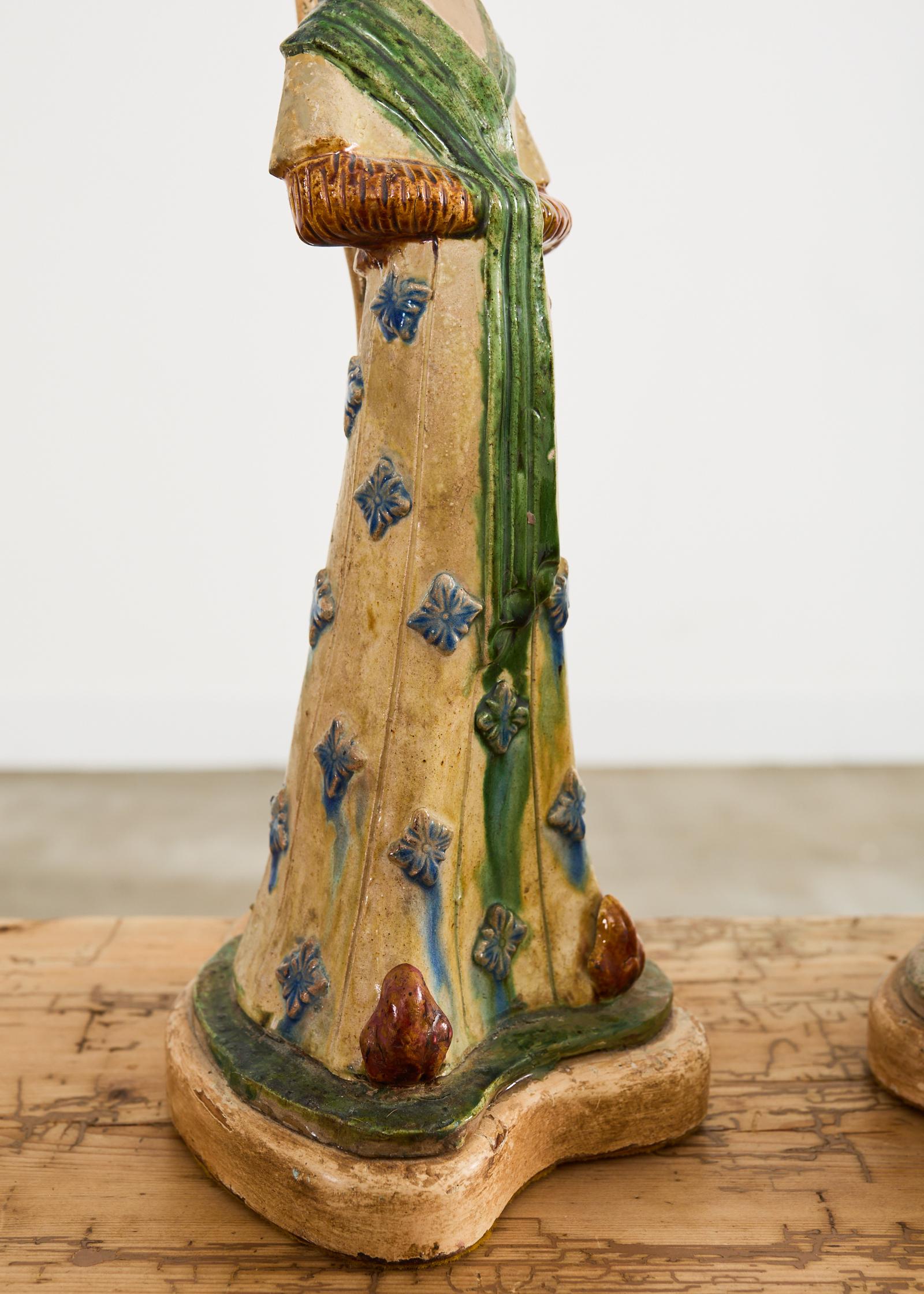 Pareja de lámparas de sobremesa chinas de cerámica figurada estilo Tang Dynasty en venta 10