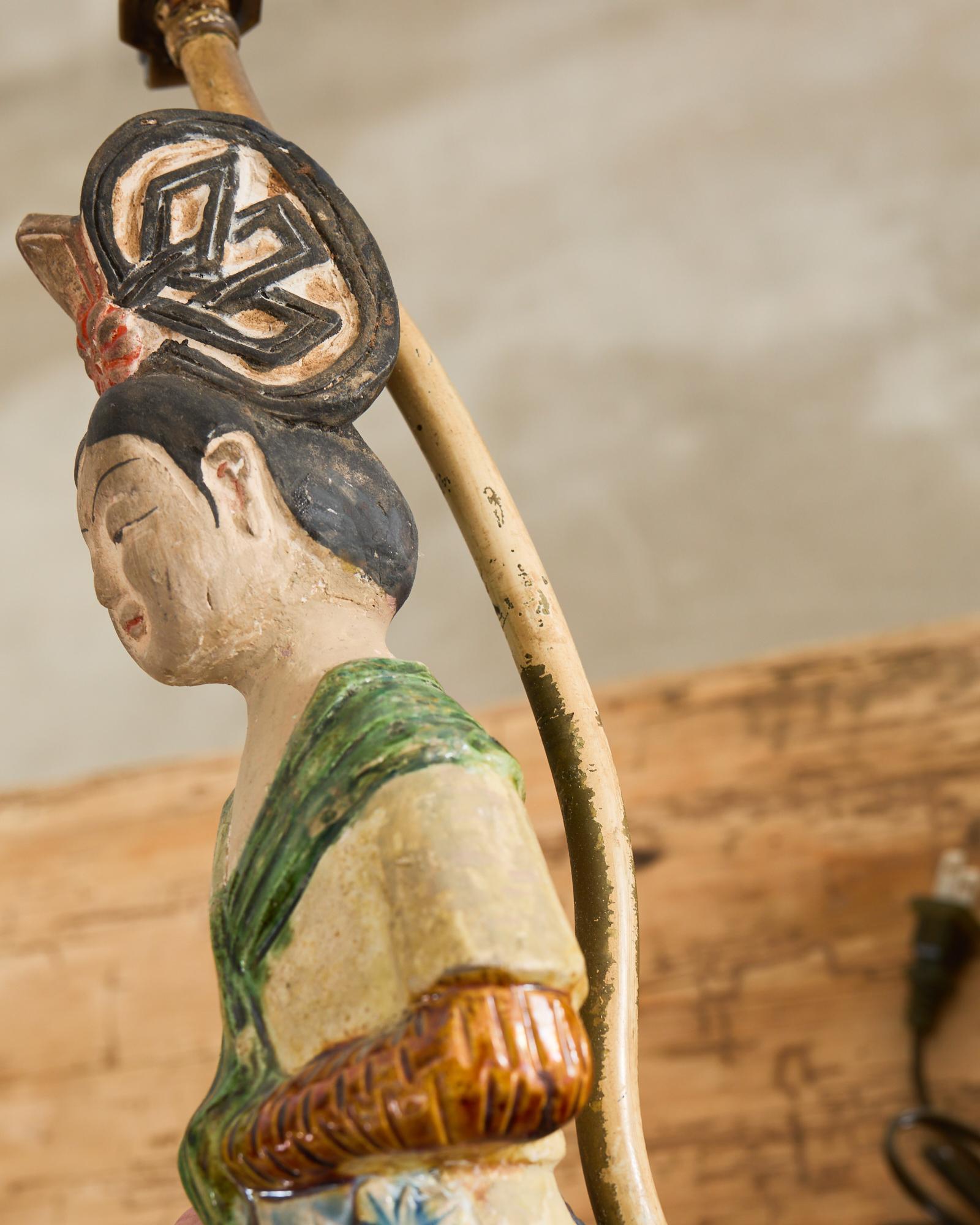Pareja de lámparas de sobremesa chinas de cerámica figurada estilo Tang Dynasty en venta 11