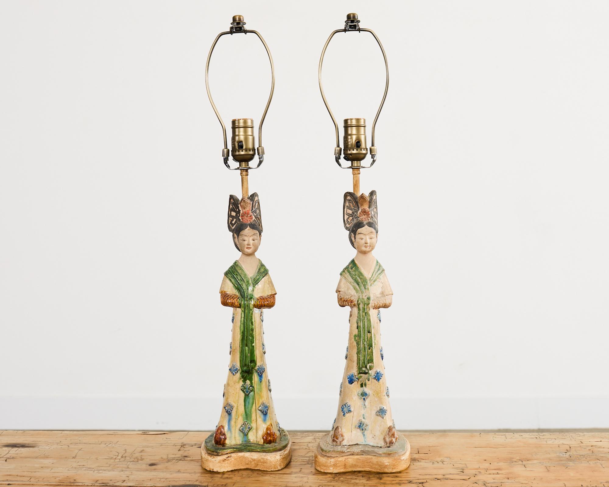 Pareja de lámparas de sobremesa chinas de cerámica figurada estilo Tang Dynasty Chino en venta