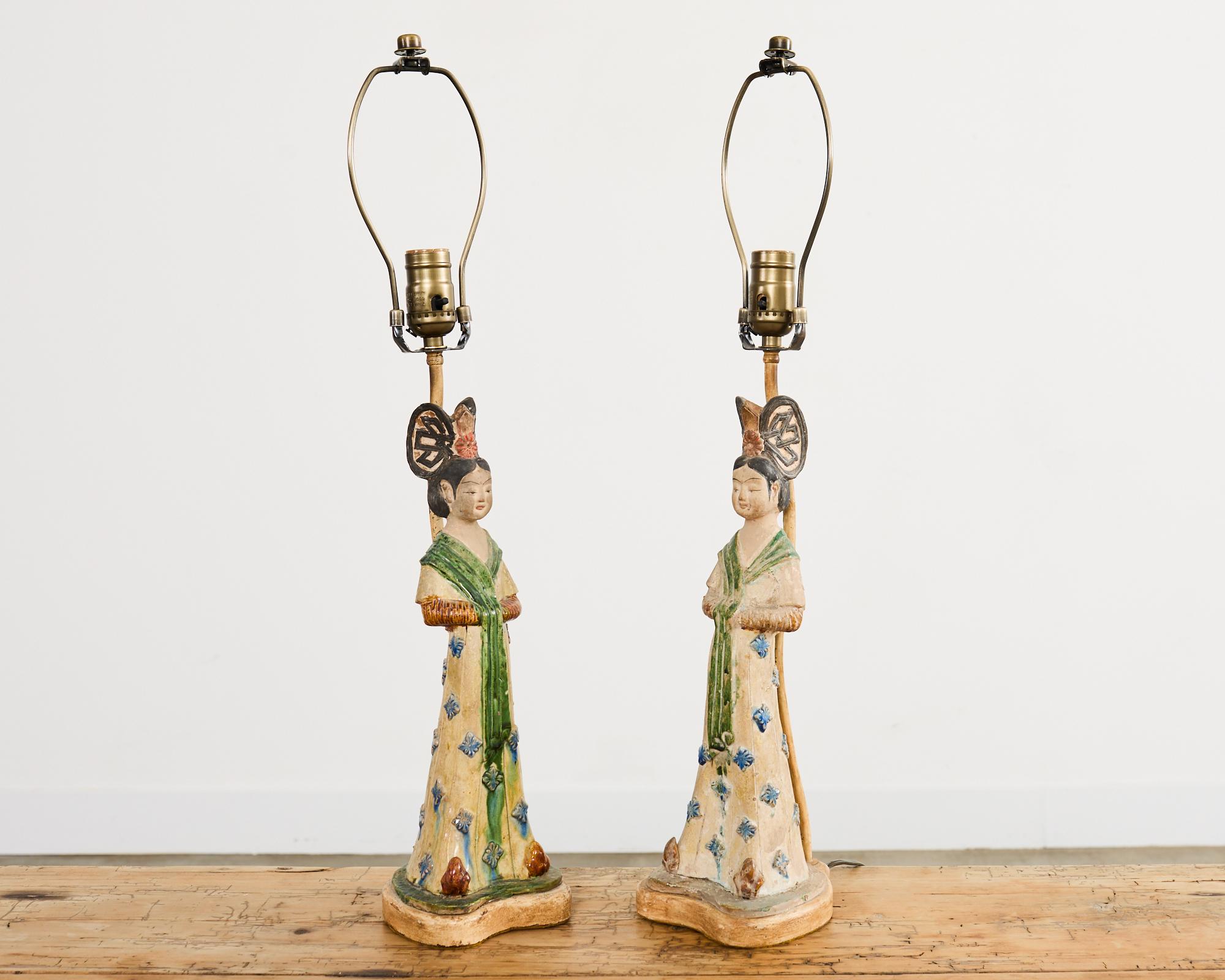 Pareja de lámparas de sobremesa chinas de cerámica figurada estilo Tang Dynasty Metal en venta