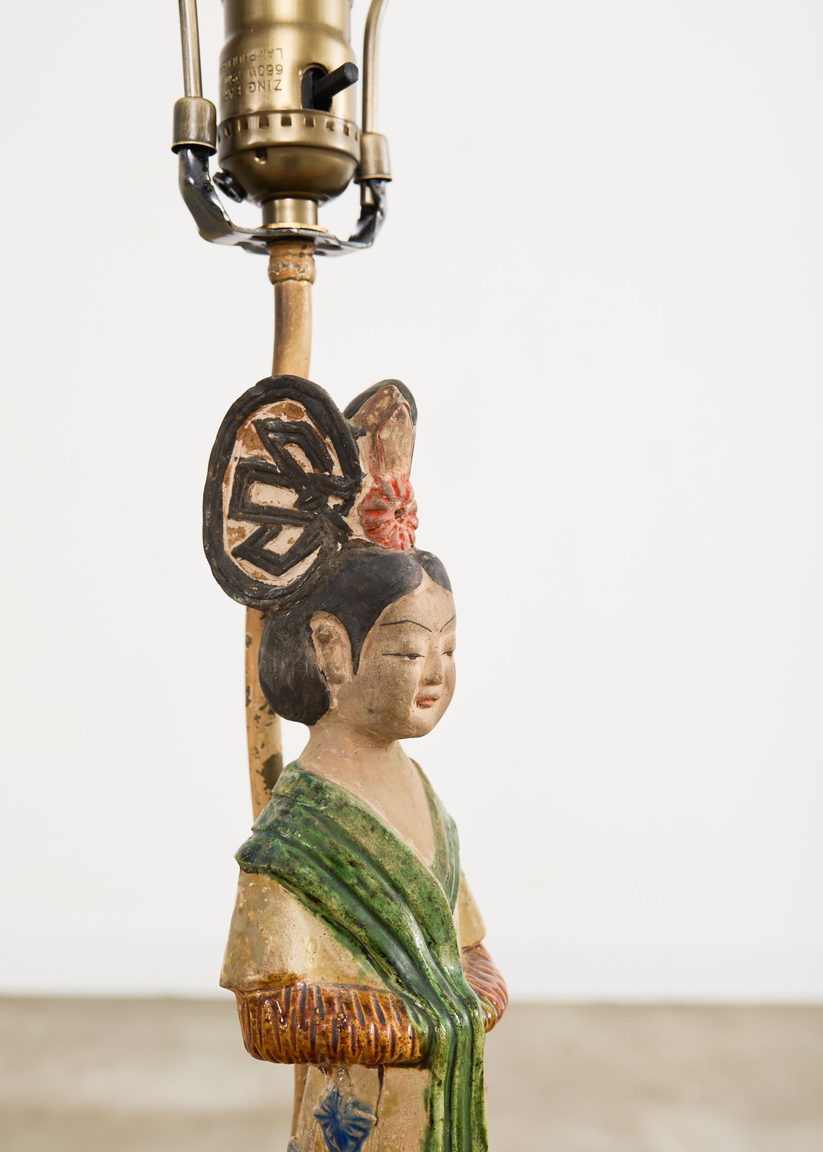 Pareja de lámparas de sobremesa chinas de cerámica figurada estilo Tang Dynasty en venta 1