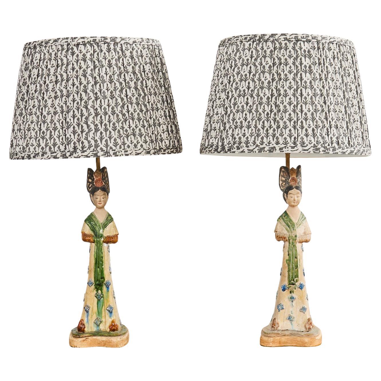Coppia di lampade da tavolo cinesi in ceramica figurata in stile Tang Dynasty