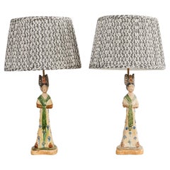 Coppia di lampade da tavolo cinesi in ceramica figurata in stile Tang Dynasty