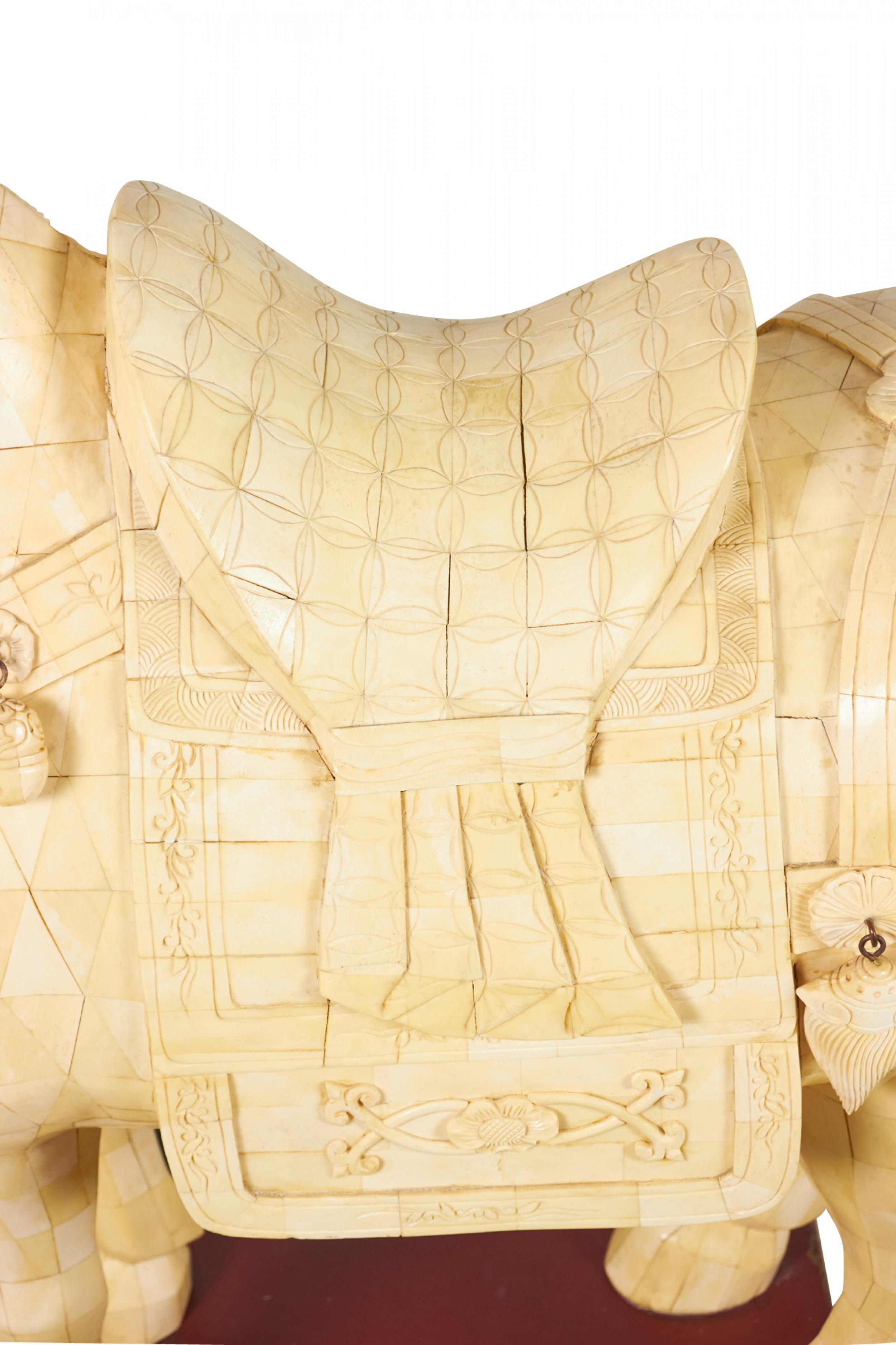 Coppia di statue di cavalli in legno di osso tessellato in stile Tang Dynasty cinese in vendita 1