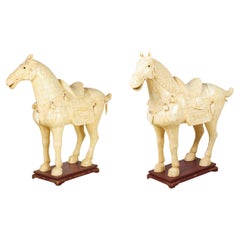 Coppia di statue di cavalli in legno di osso tessellato in stile Tang Dynasty cinese