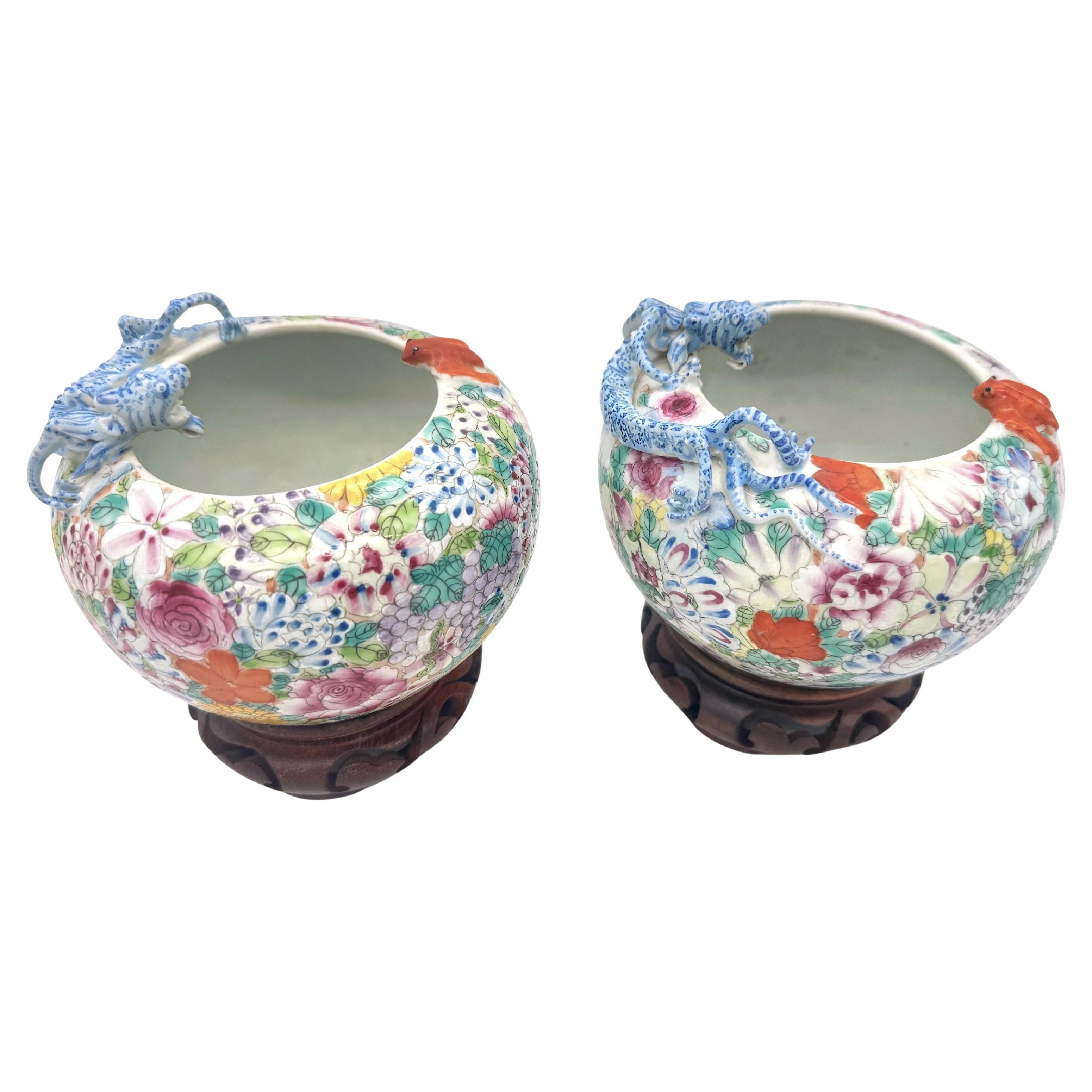 Paire de vases figuratifs chinois en porcelaine Thousand Flowers