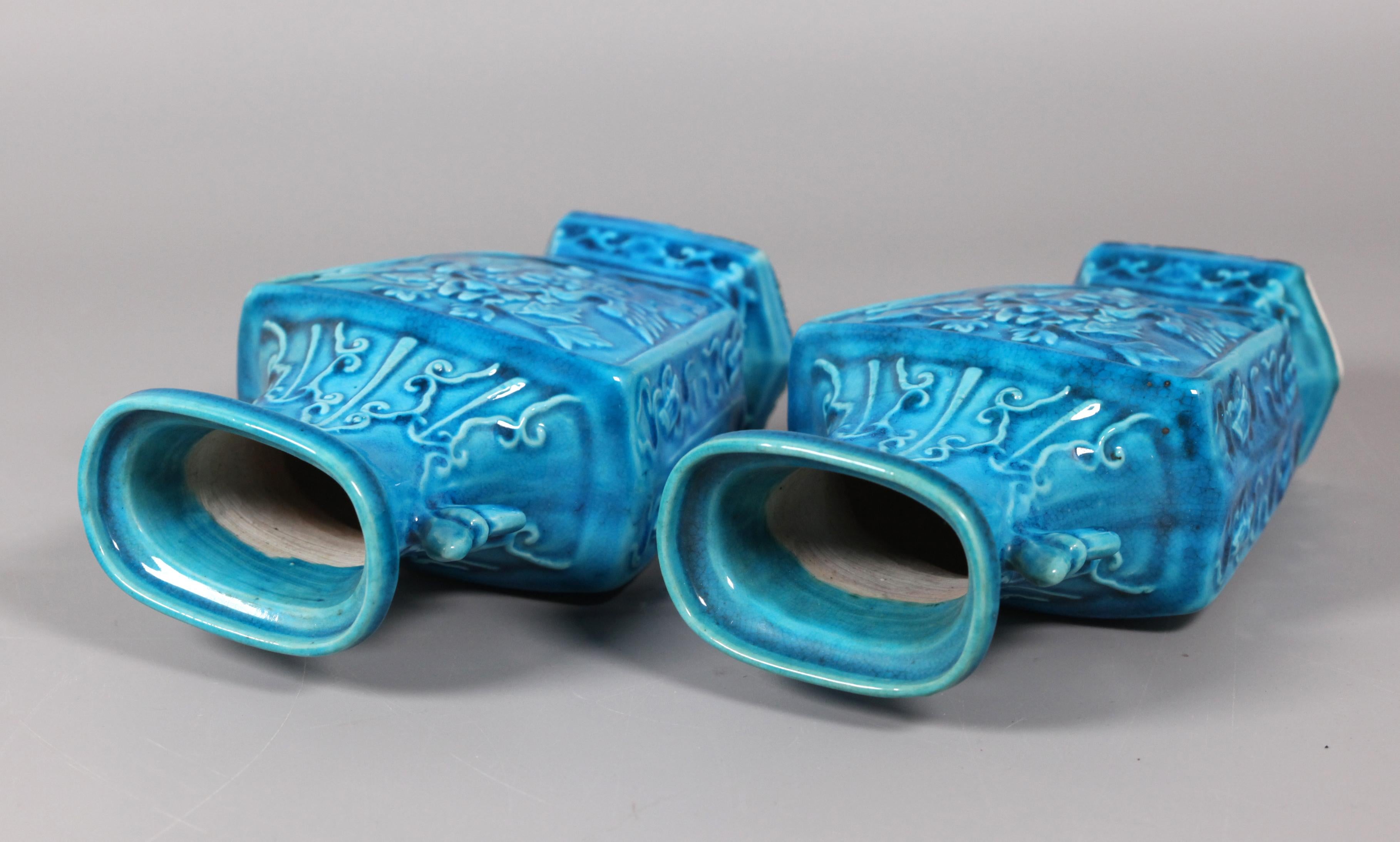 Paire de vases chinois en porcelaine émaillée turquoise, 19e siècle Bon état - En vente à New York, NY