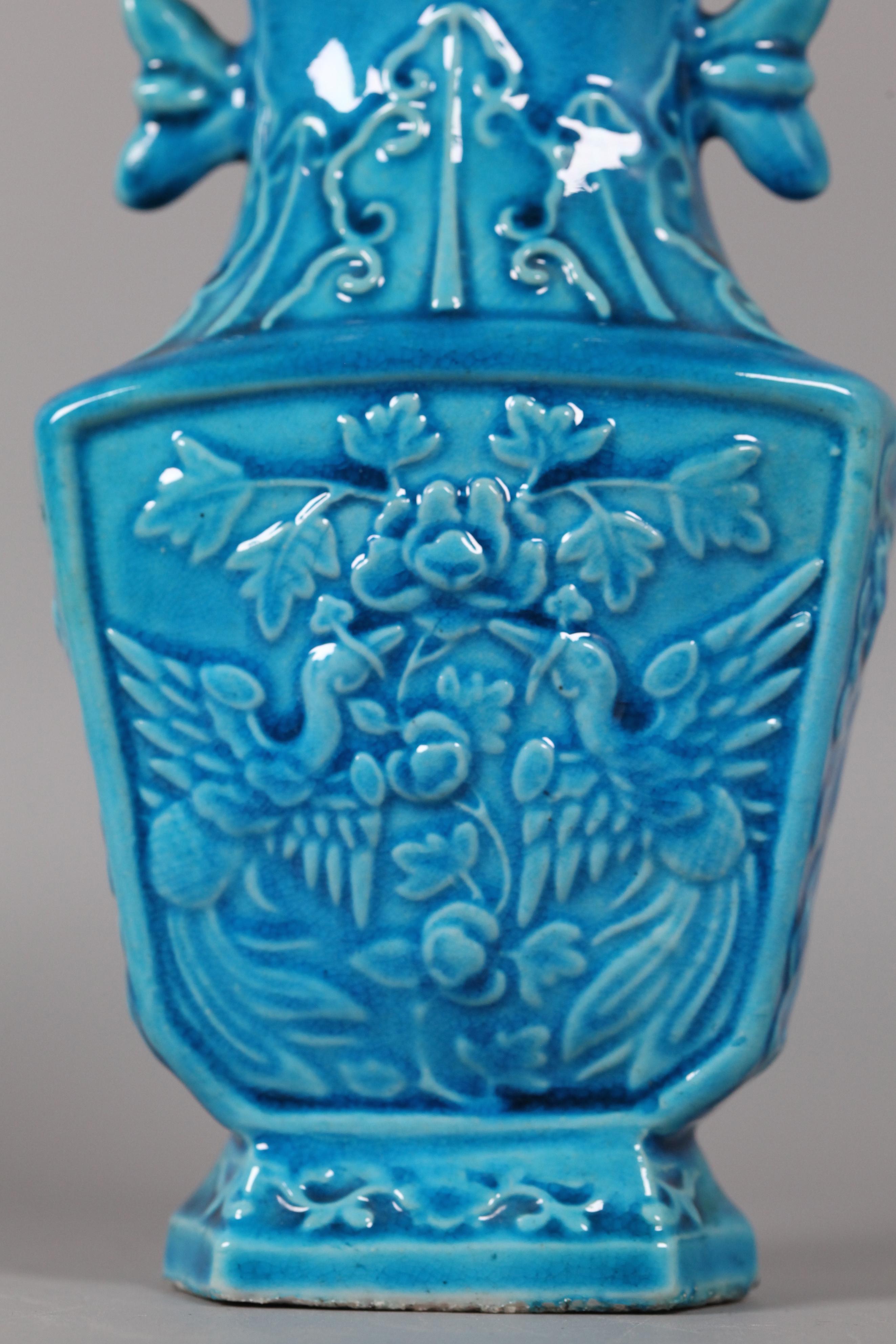 Porcelaine Paire de vases chinois en porcelaine émaillée turquoise, 19e siècle en vente