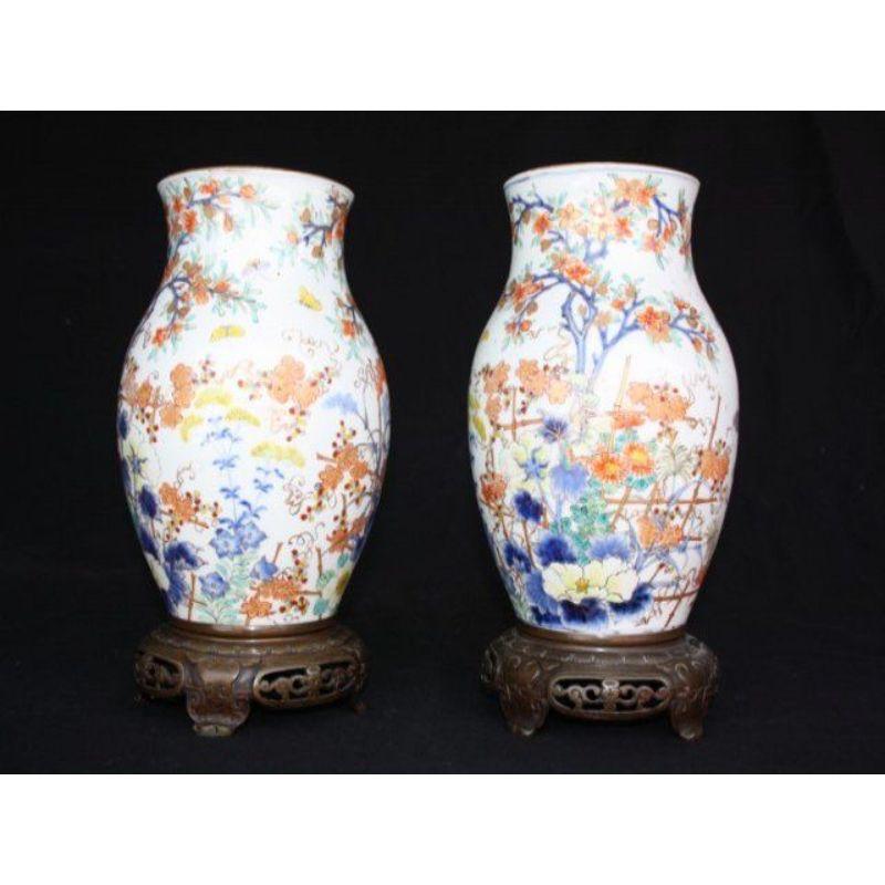 Pair of Chinese vase (Canton) mounted as a lamp (bronze base and neckline) from the 19th century, height 31 cm.

Additional information:
Material: Earthenware & Ceramics.
   