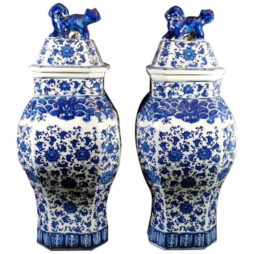 Qing Dinasty Pair of Chinese Vases with Lid 