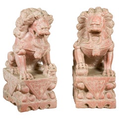 Paire de chiens Foo chinois vintage gardiens lions sur socle avec patine de grès