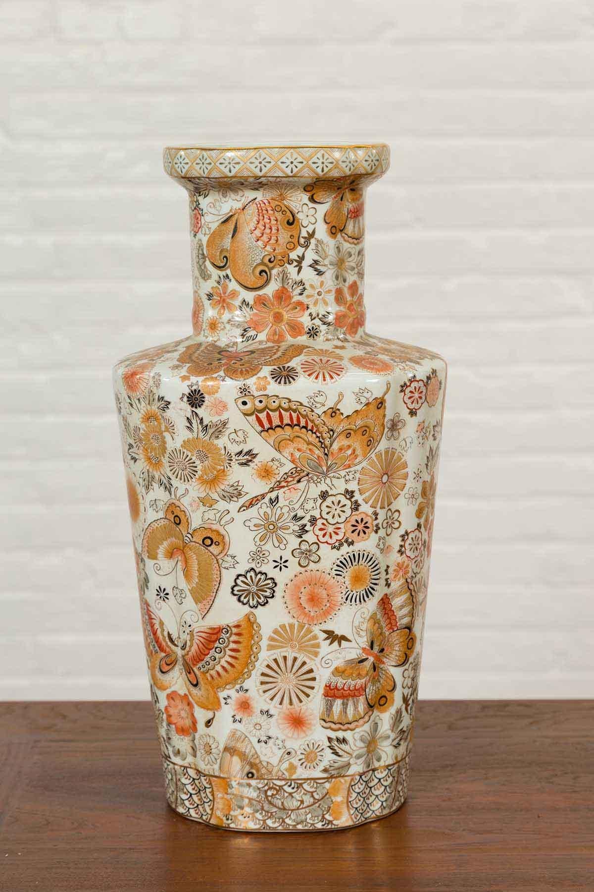 Paar chinesische Vintage-Vasen im japanischen Kutani-Stil mit Blumen und Schmetterlingen im Angebot 4