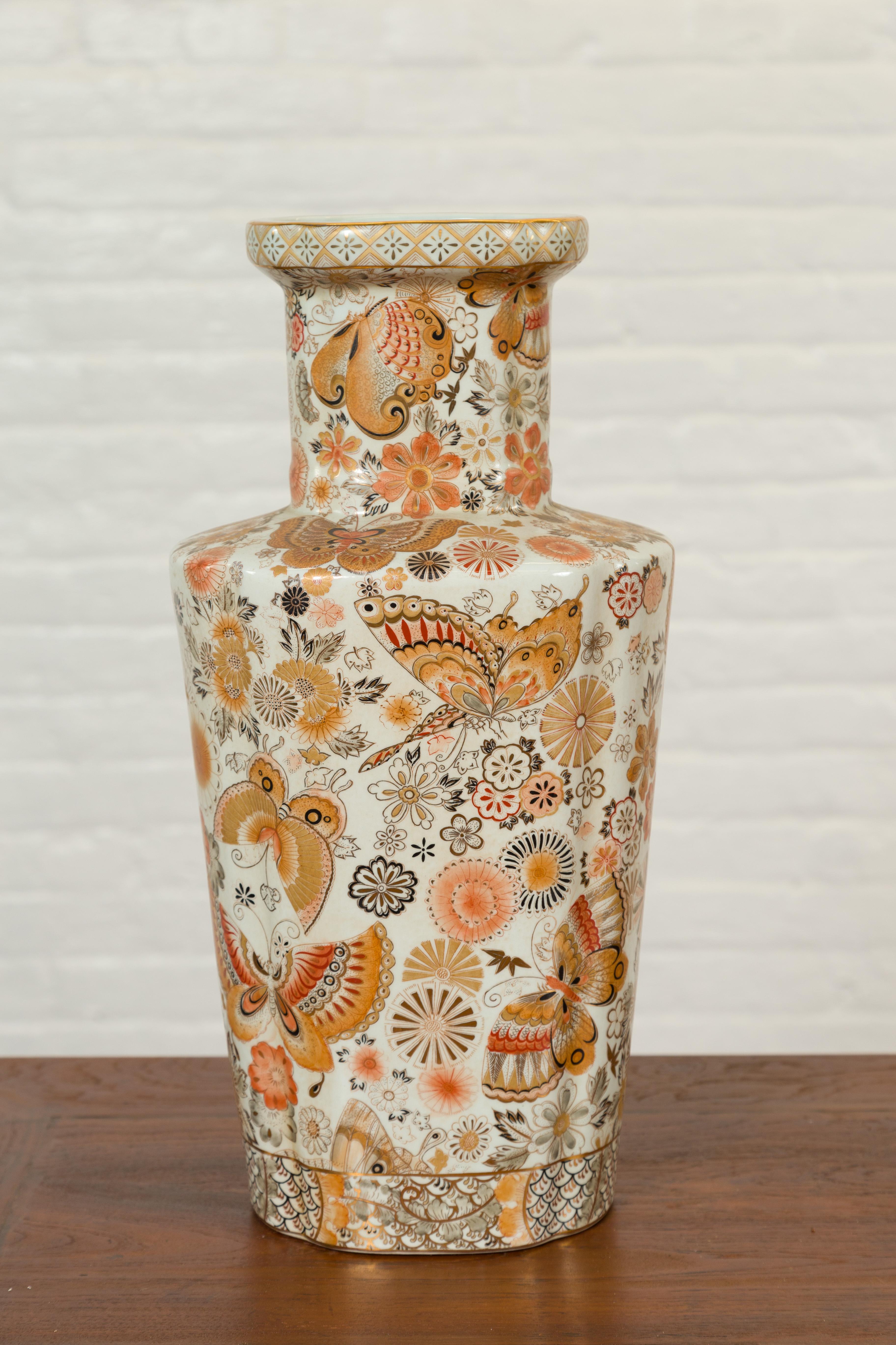 Paar chinesische Vintage-Vasen im japanischen Kutani-Stil mit Blumen und Schmetterlingen im Angebot 1