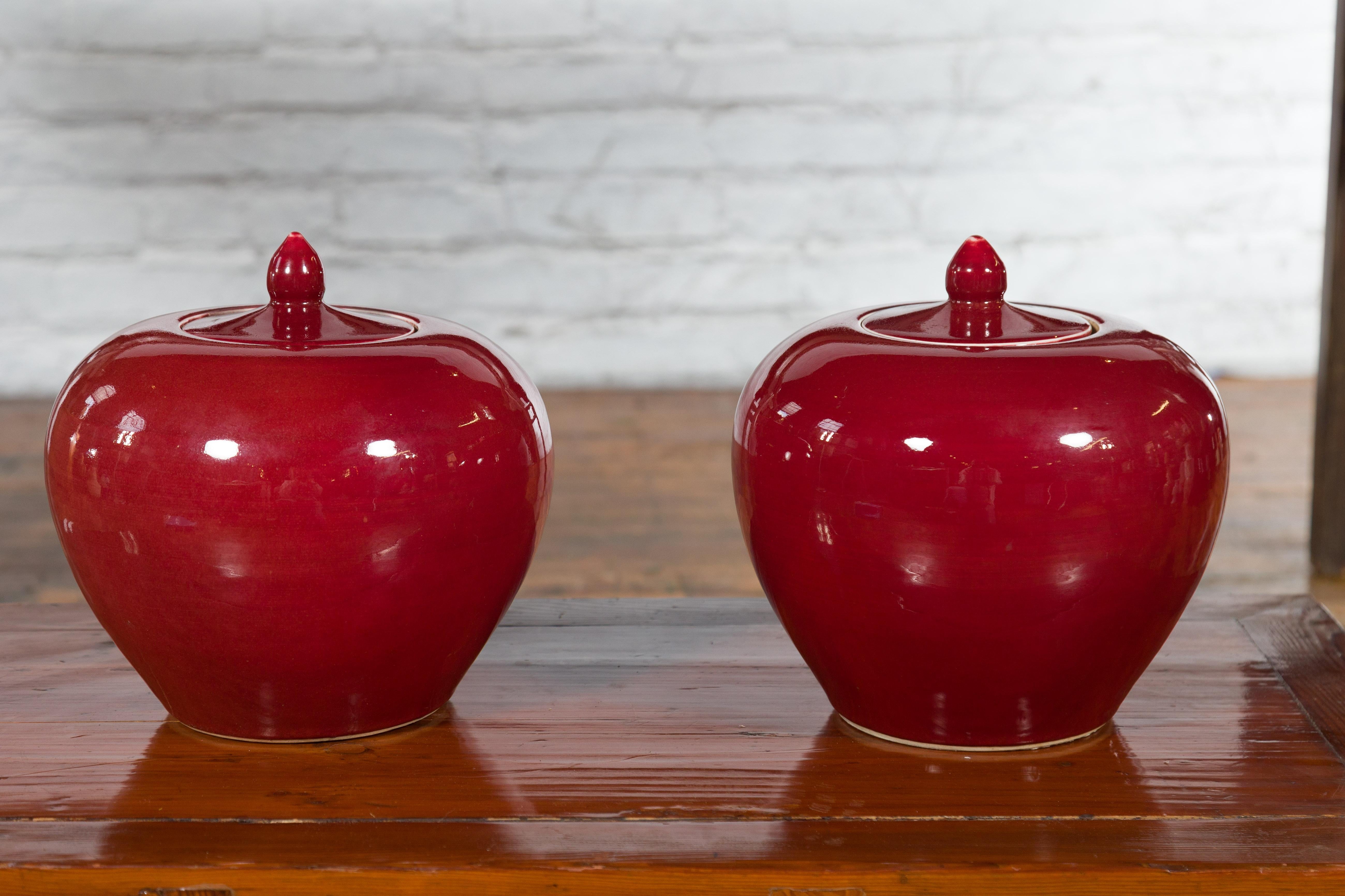 Pair of Chinese Vintage Jars with Oxblood Finish and Petite Lids For Sale 2