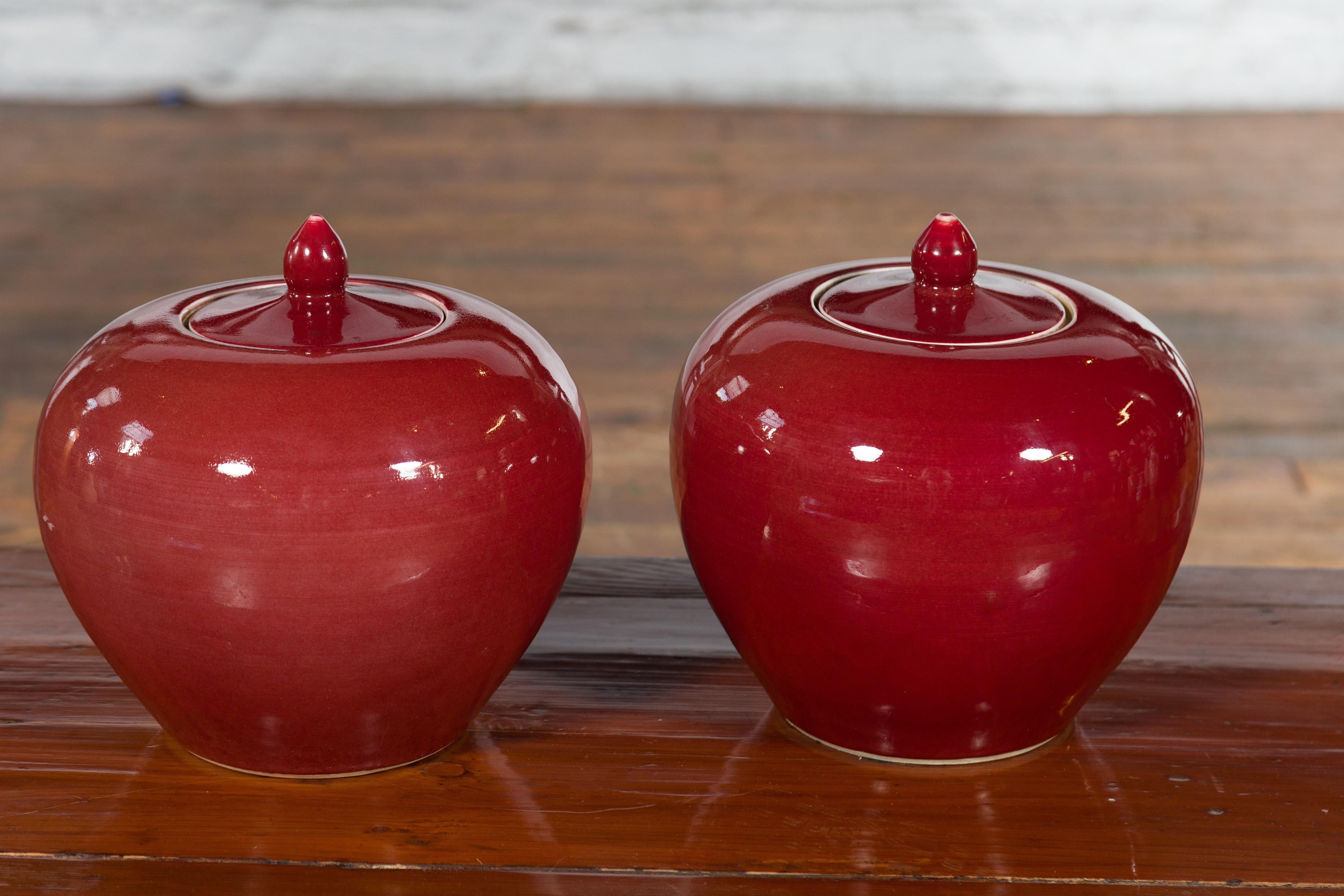 Pair of Chinese Vintage Jars with Oxblood Finish and Petite Lids For Sale 3