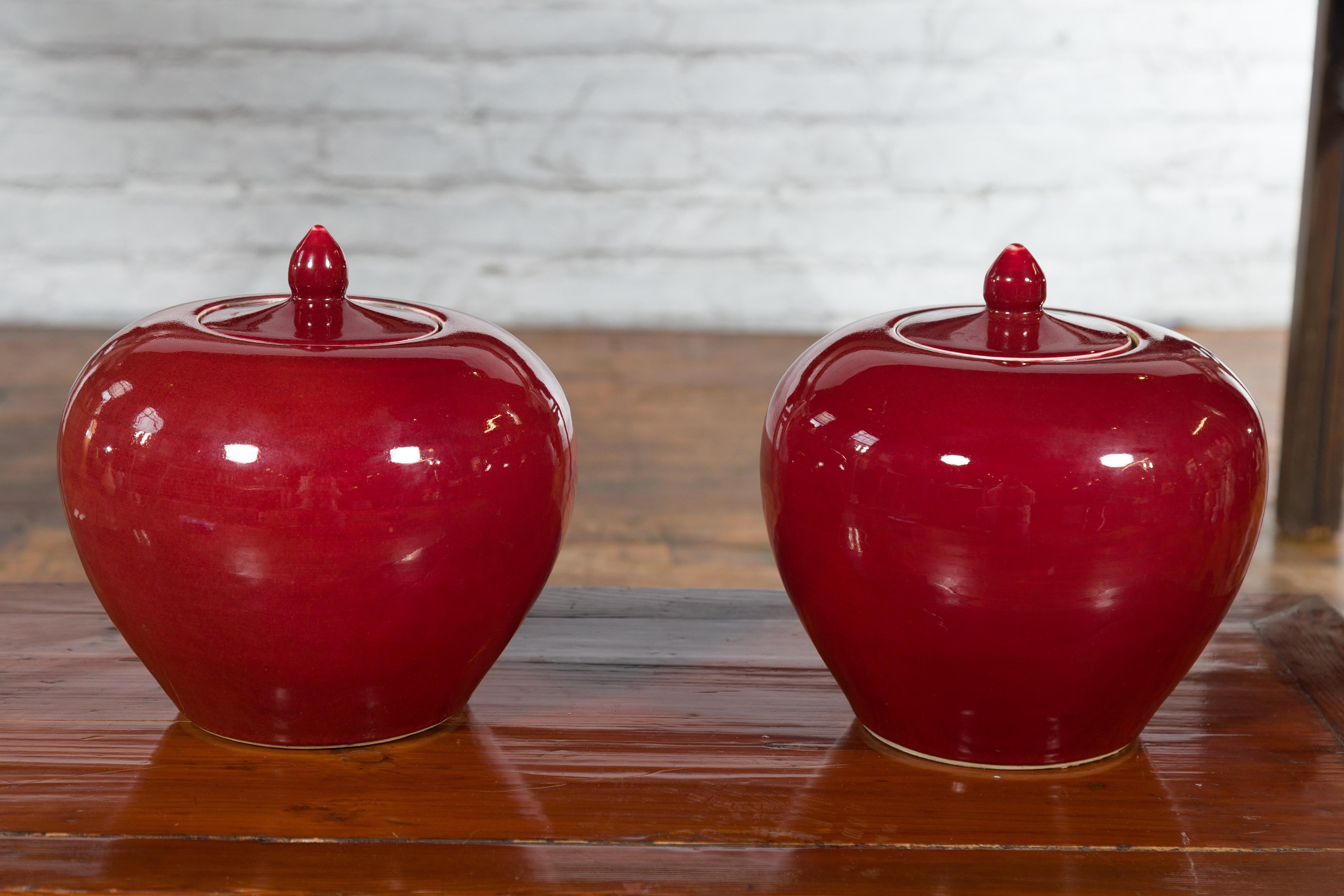 Pair of Chinese Vintage Jars with Oxblood Finish and Petite Lids For Sale 1