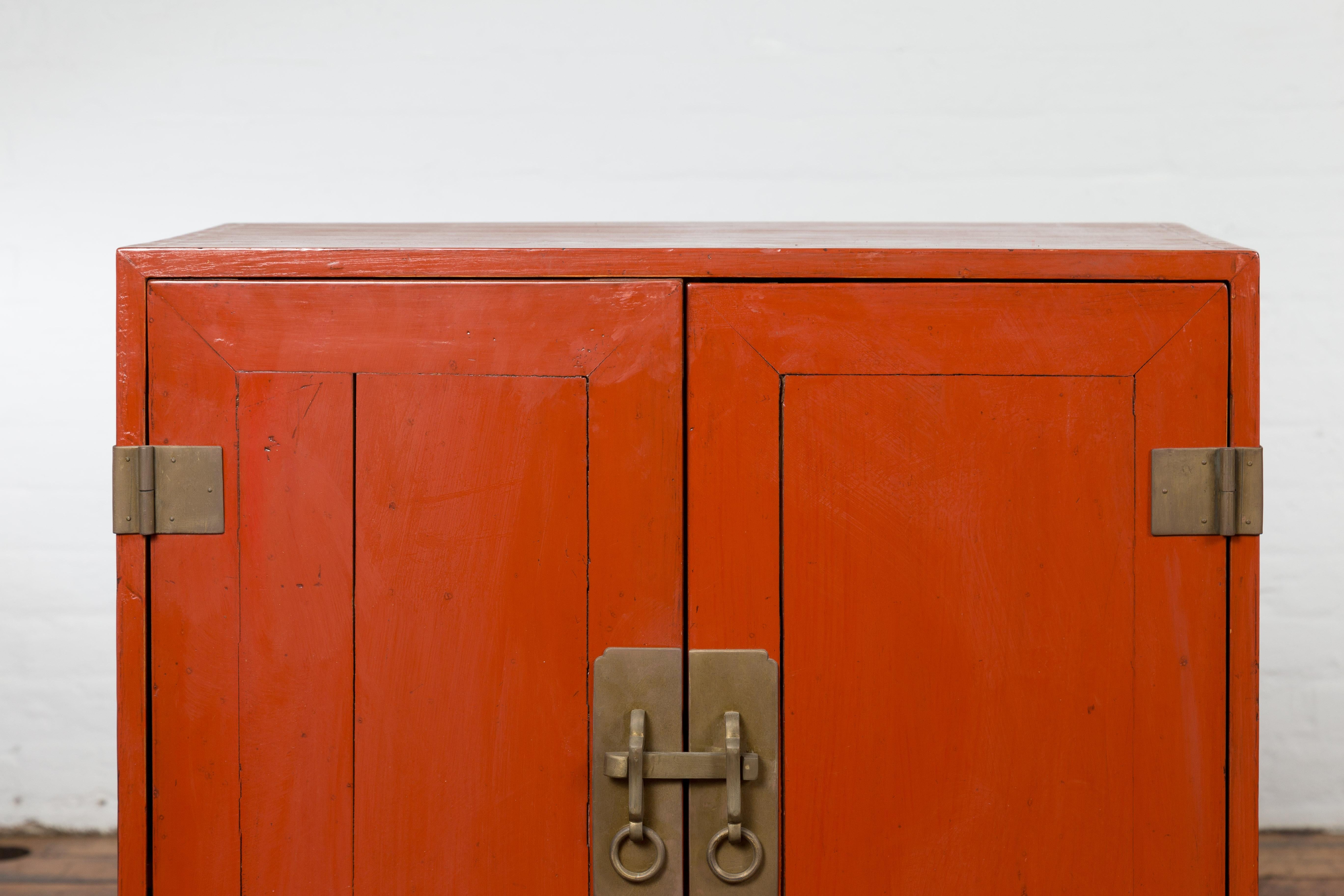 20ième siècle Paire d'armoires d'appoint chinoises vintage en laque rouge avec quincaillerie en laiton en vente
