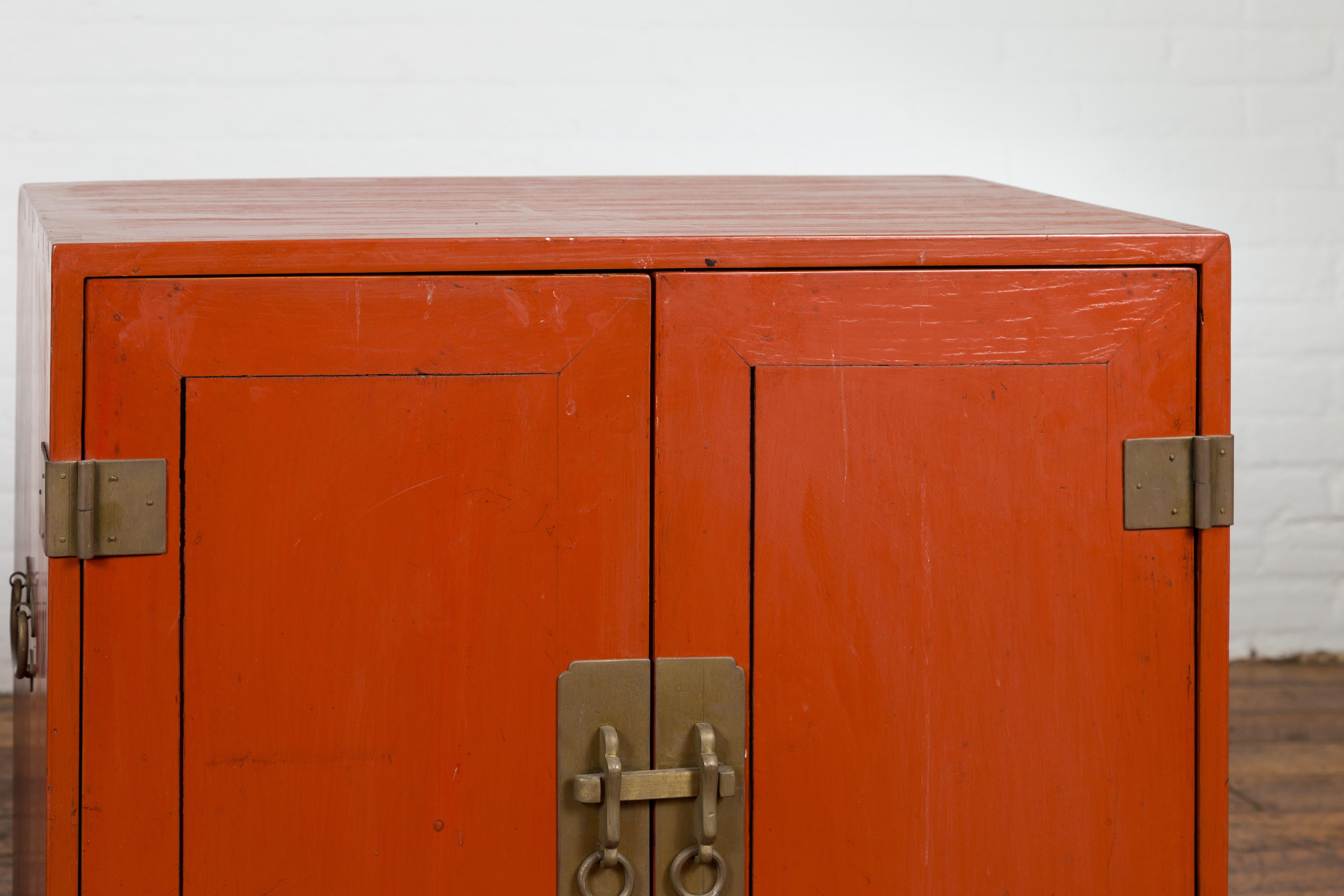 Paire d'armoires d'appoint chinoises vintage en laque rouge avec quincaillerie en laiton en vente 2