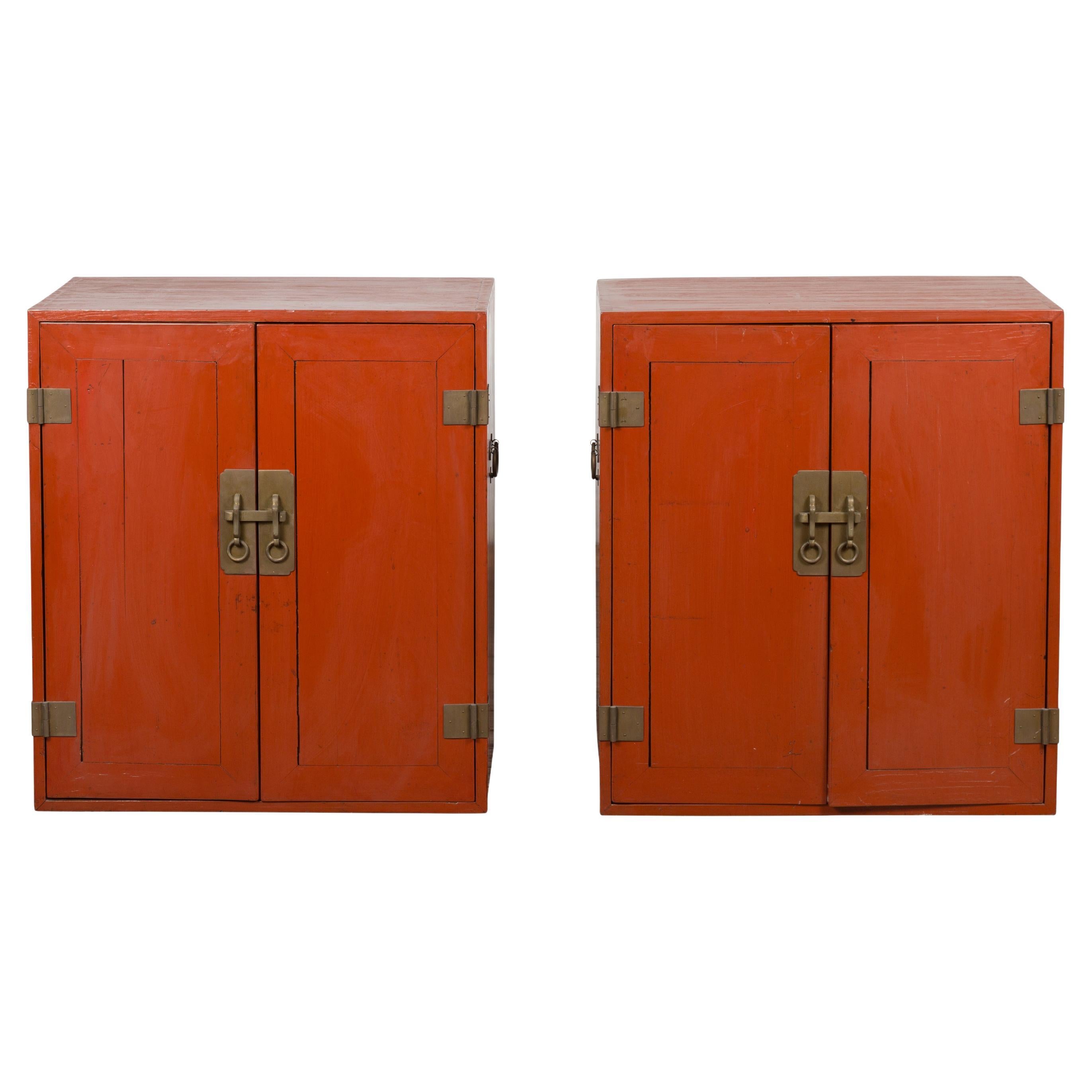 Paar chinesische Vintage-Beistellschränke aus rot lackiertem Lack mit Messingbeschlägen