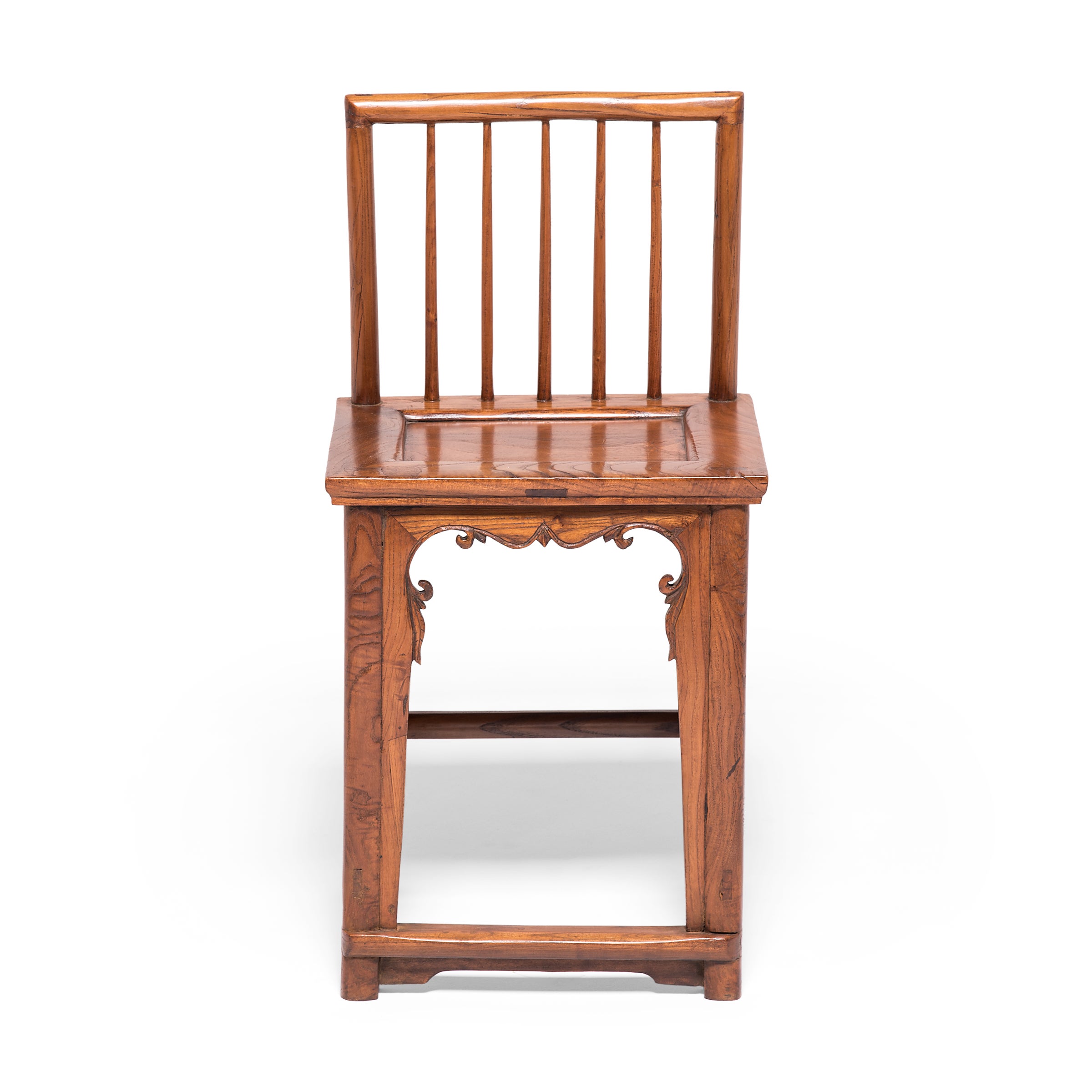 Questa coppia di sedie in noce dei primi del Novecento deve il suo design aggraziato agli stili e alle tecniche emerse durante la dinastia Ming, l'epoca d'oro del design dei mobili cinesi. Le linee pulite della forma A sono interrotte da grembiuli
