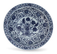 Coppia di piatti decorativi cinesi bianchi e blu con motivi floreali