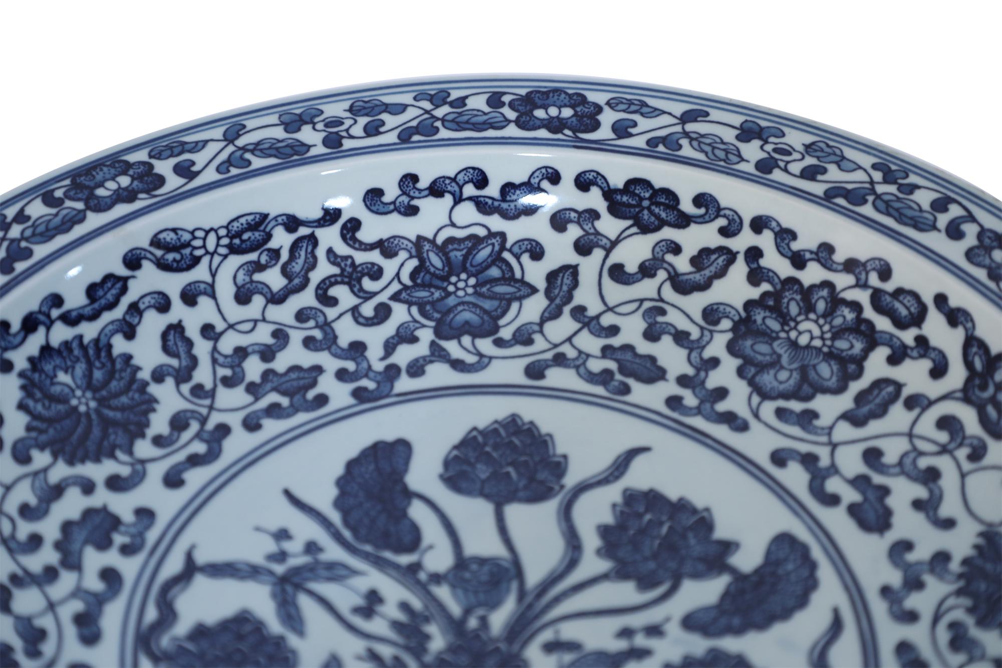 Chinese Export Pair of Chinese White and Blue Floral Decorative Plates For Sale