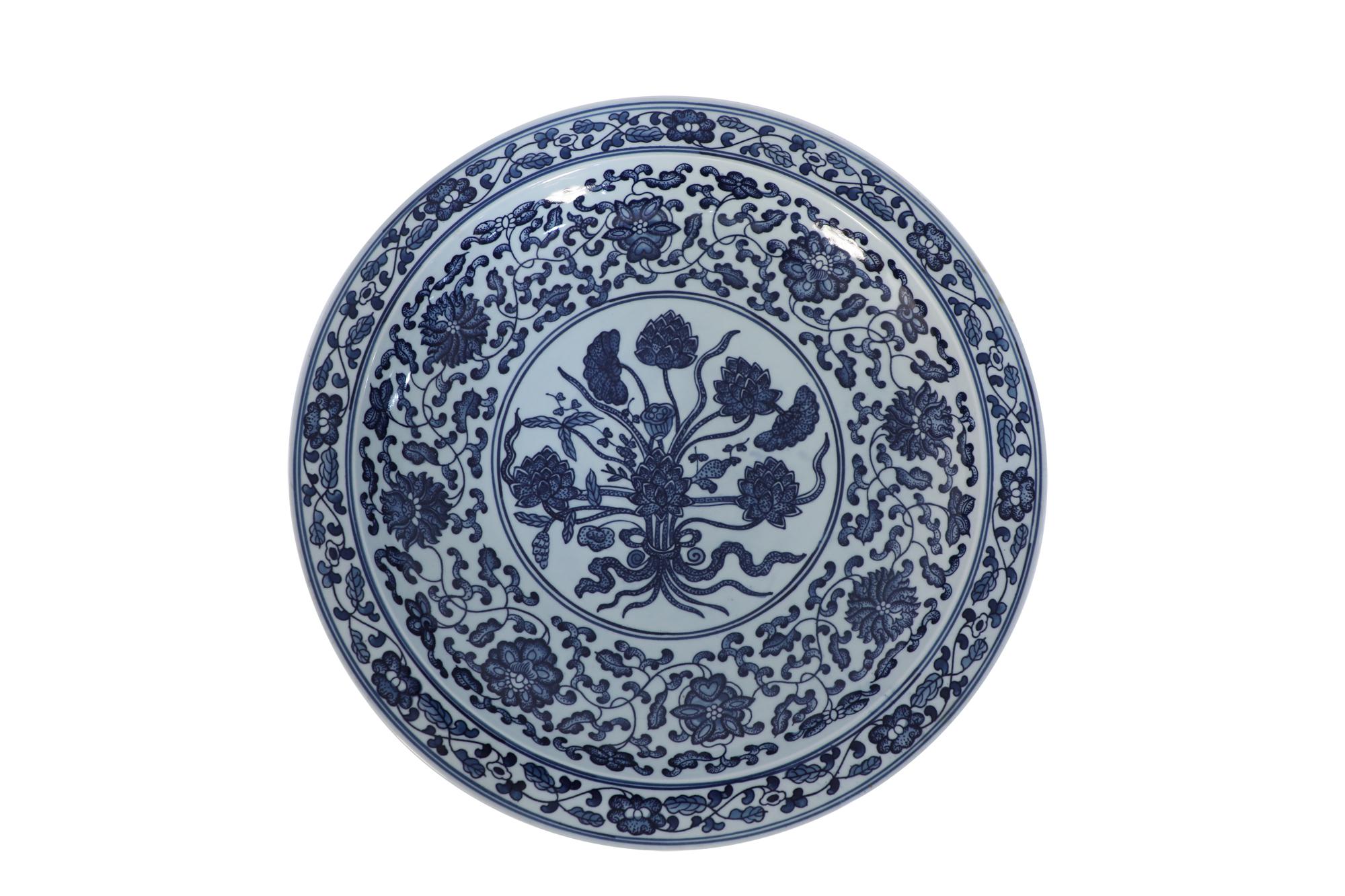 Pair of Chinese White and Blue Floral Decorative Plates In Good Condition For Sale In New York, NY