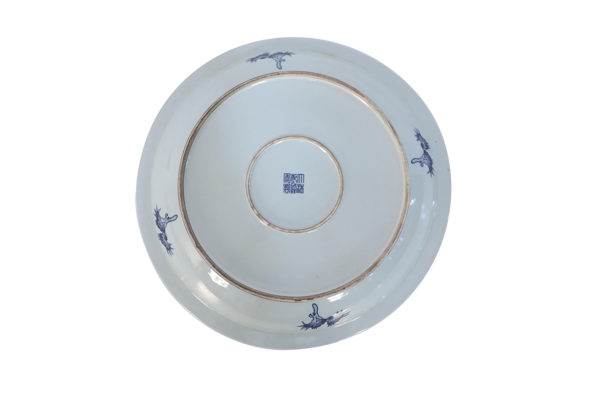 20th Century Pair of Chinese White and Blue Floral Decorative Plates For Sale