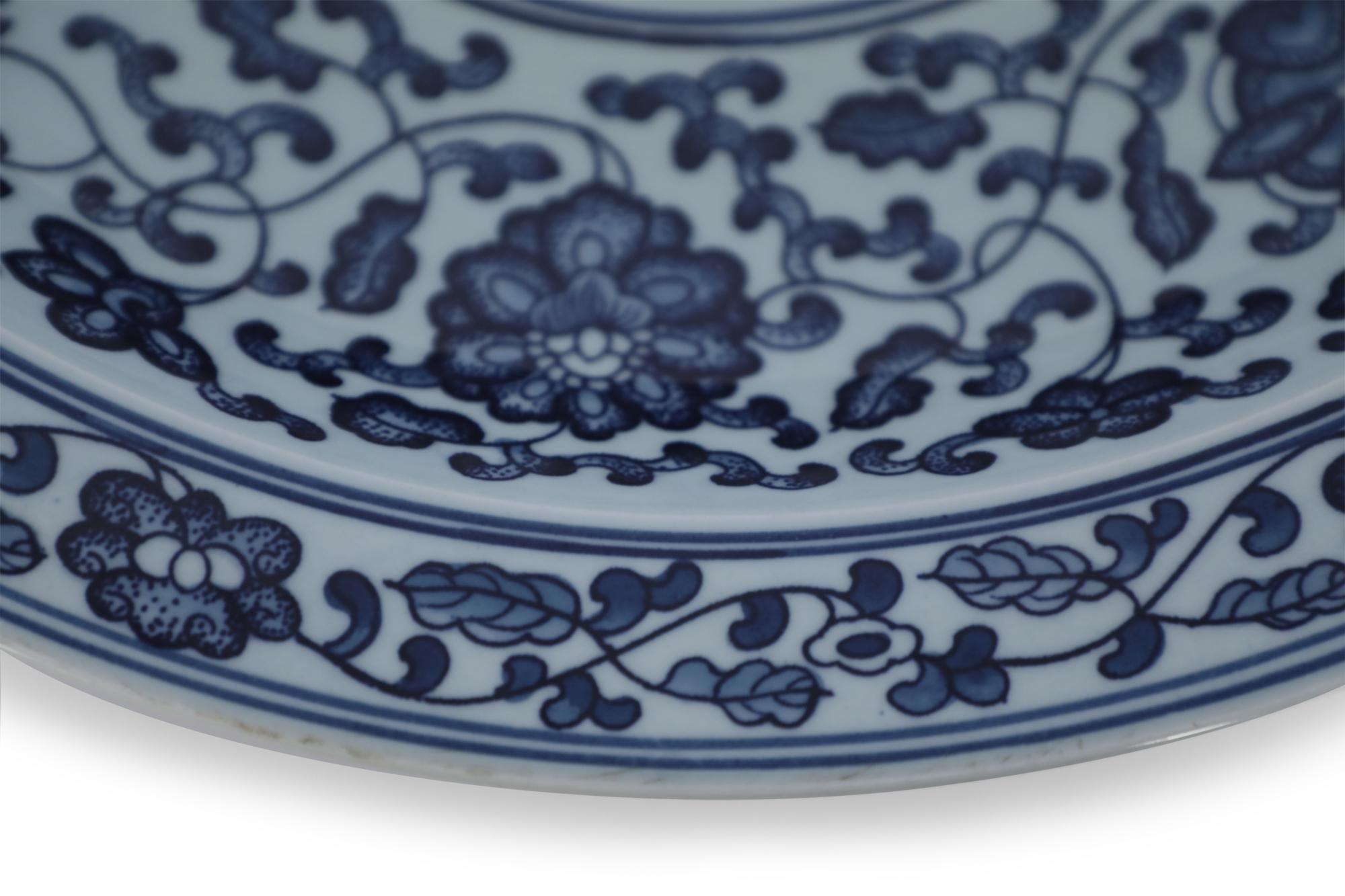 Pair of Chinese White and Blue Floral Decorative Plates For Sale 2