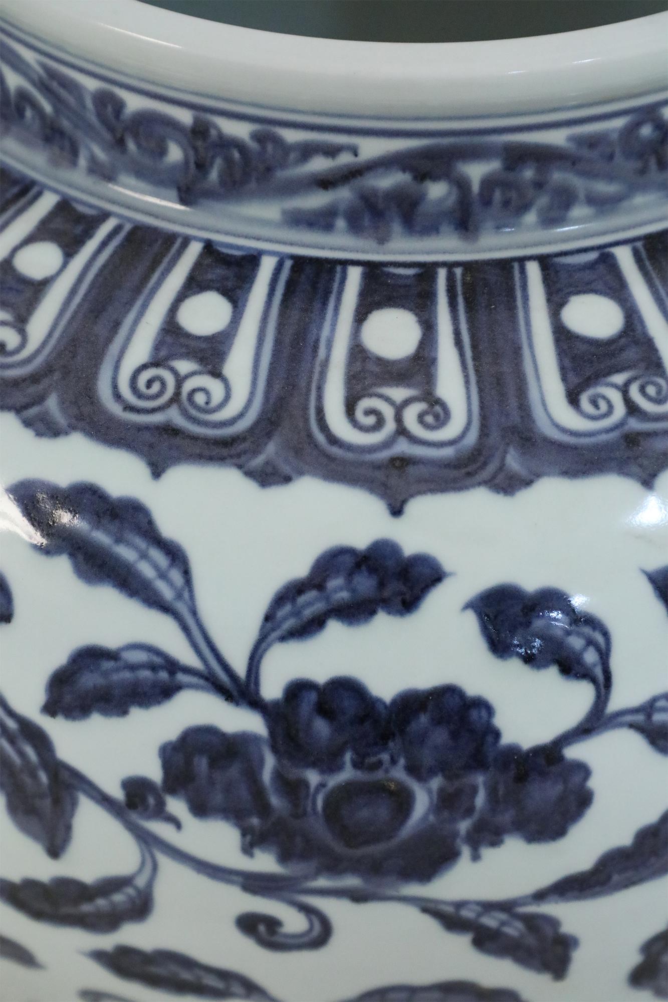 Paire de pots à fleurs chinois en porcelaine blanche et bleue en vente 2