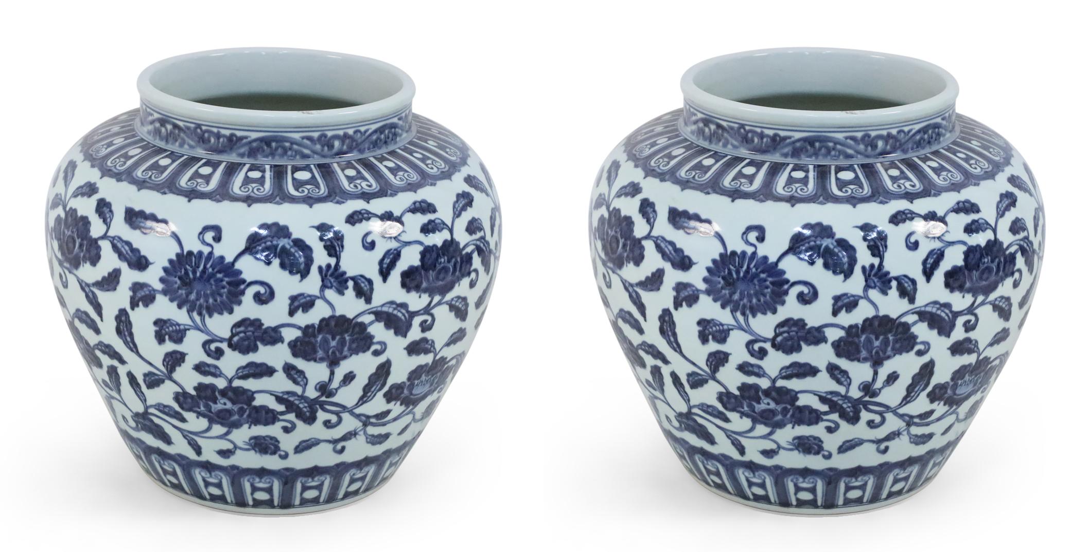 Paire de pots à fleurs chinois en porcelaine blanche et bleue en vente 3