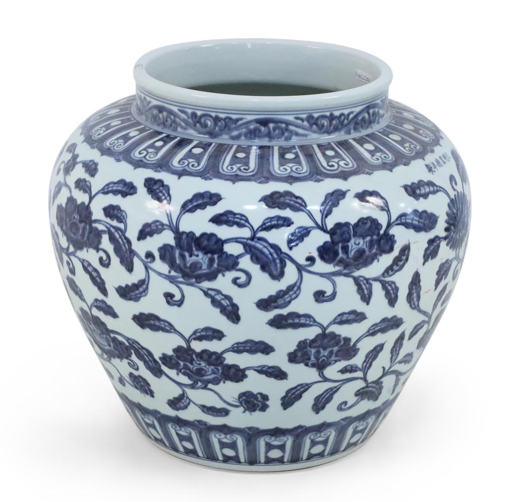 PAIRE de pots chinois en porcelaine blanche peints de grands motifs floraux bleus et de bandes à motifs sur les sommets et les bases (PRIX POUR LA PAIRE).

Condit : Bon ; Usures dues à l'âge et à l'utilisation