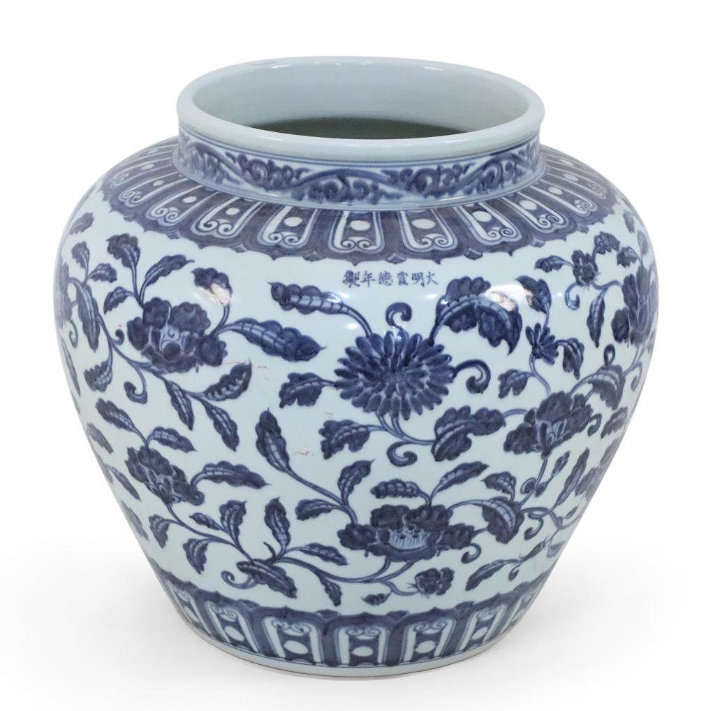 Exportation chinoise Paire de pots à fleurs chinois en porcelaine blanche et bleue en vente