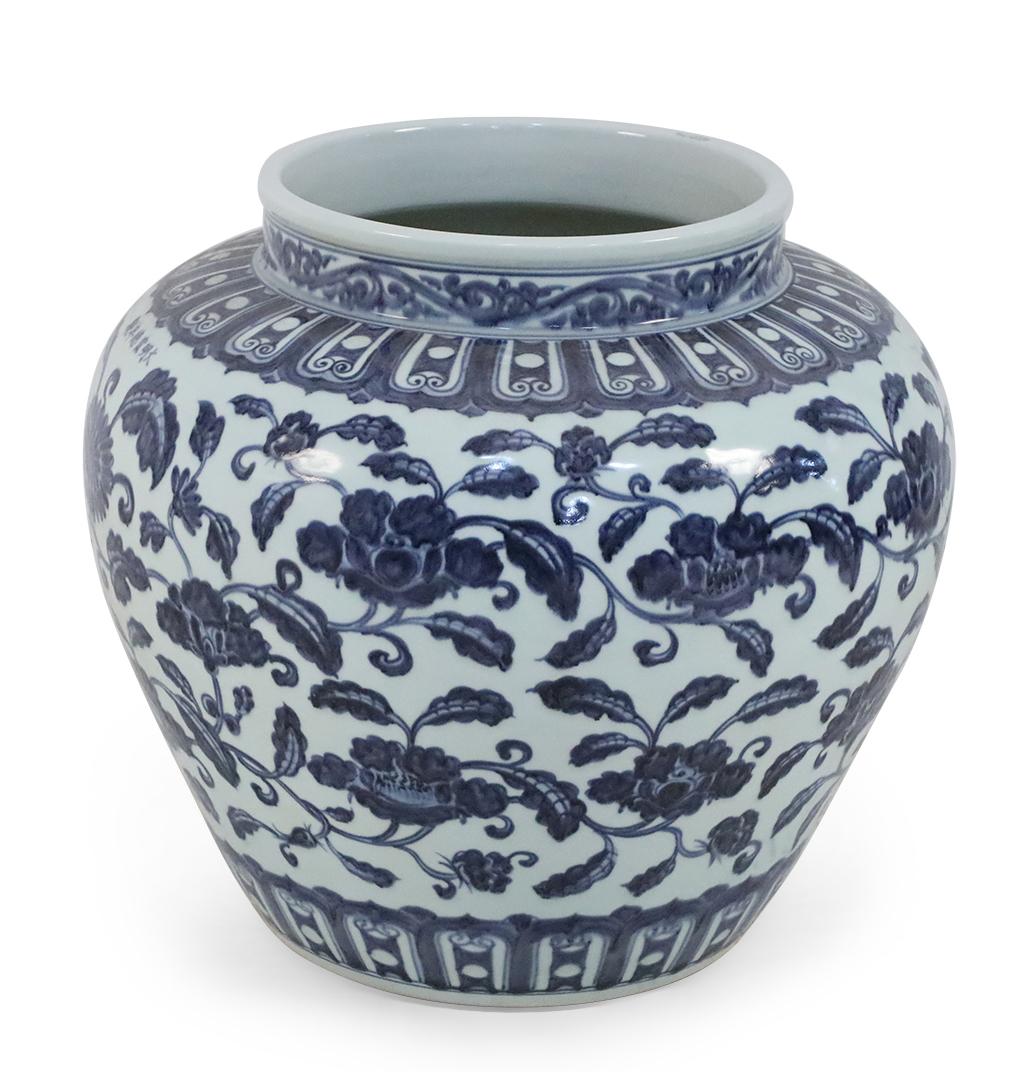 Chinois Paire de pots à fleurs chinois en porcelaine blanche et bleue en vente