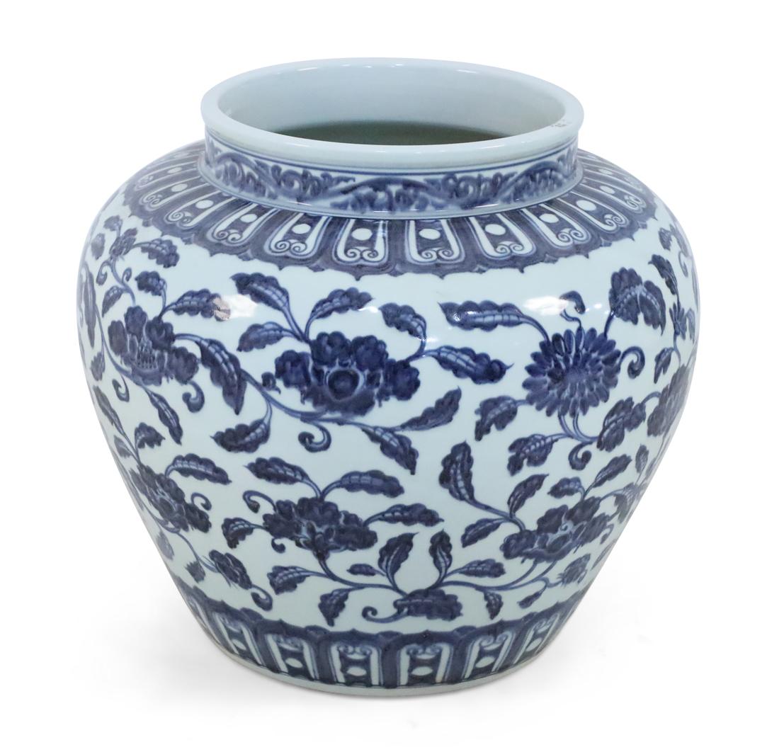 Peint à la main Paire de pots à fleurs chinois en porcelaine blanche et bleue en vente