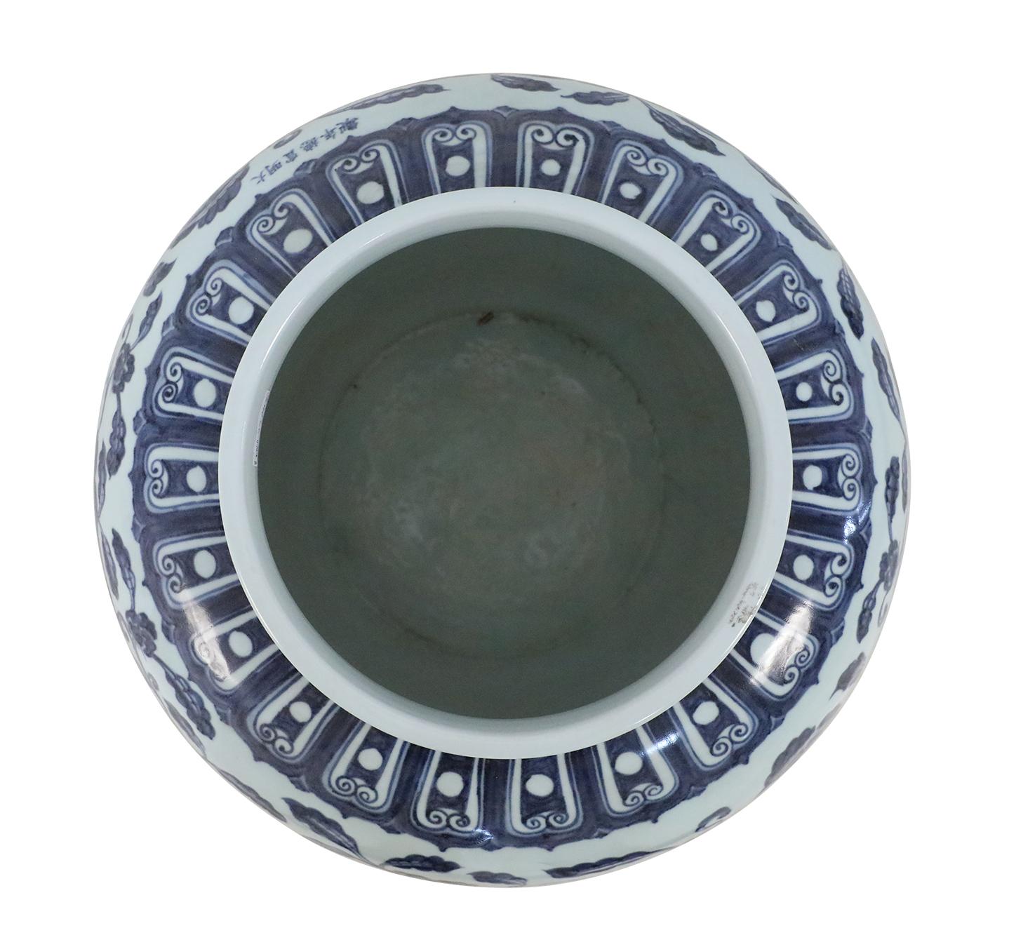 Paire de pots à fleurs chinois en porcelaine blanche et bleue Bon état - En vente à Queens, NY
