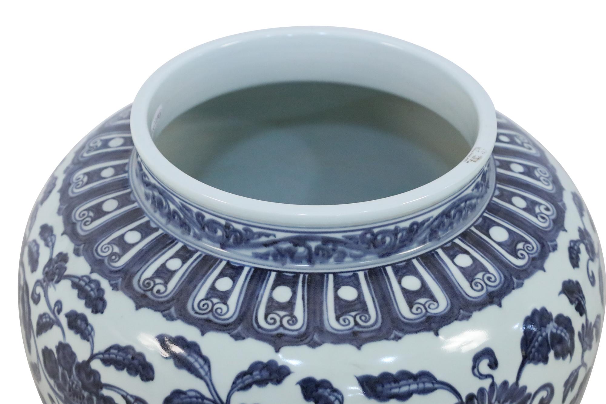 20ième siècle Paire de pots à fleurs chinois en porcelaine blanche et bleue en vente