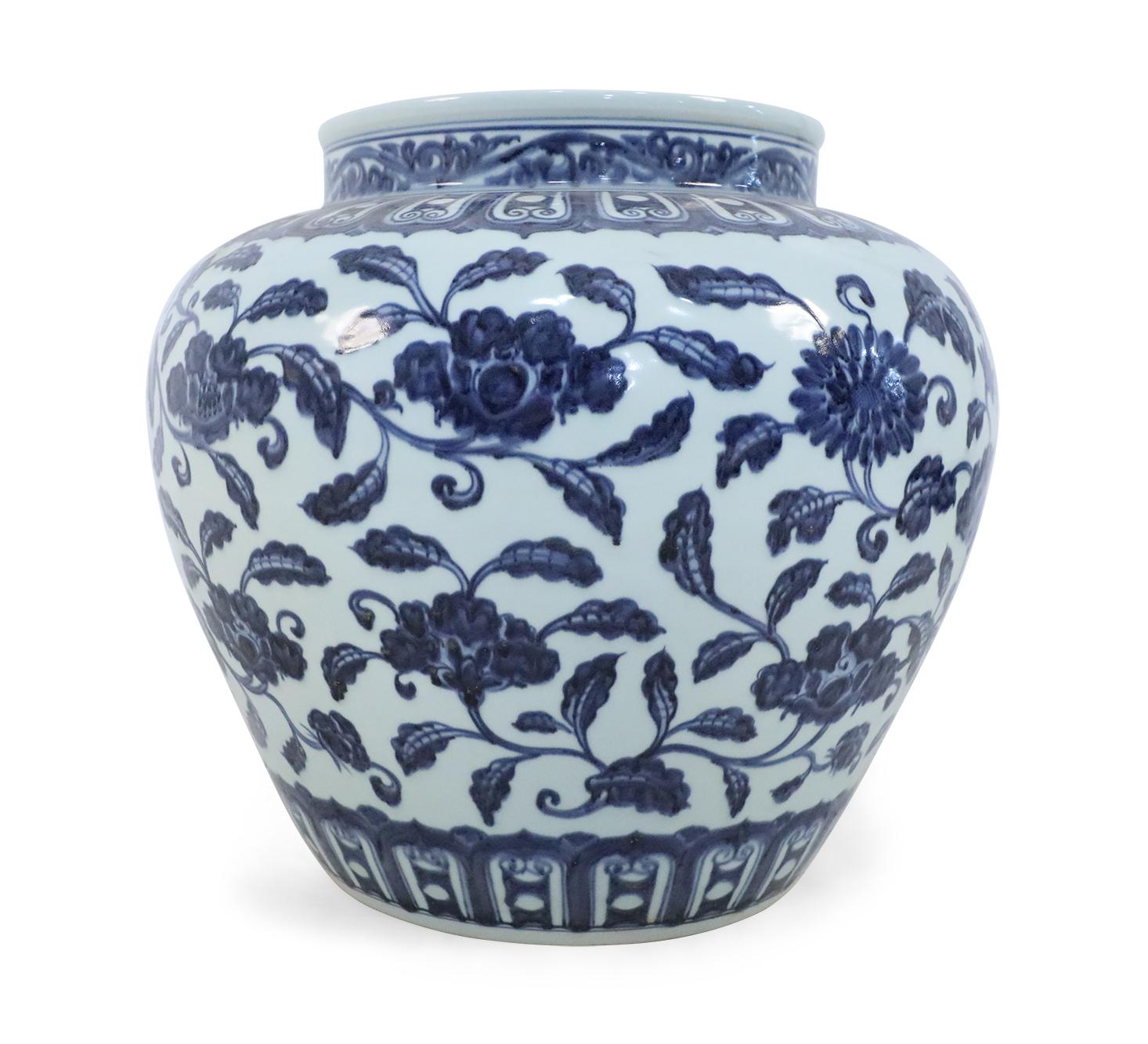 Porcelaine Paire de pots à fleurs chinois en porcelaine blanche et bleue en vente
