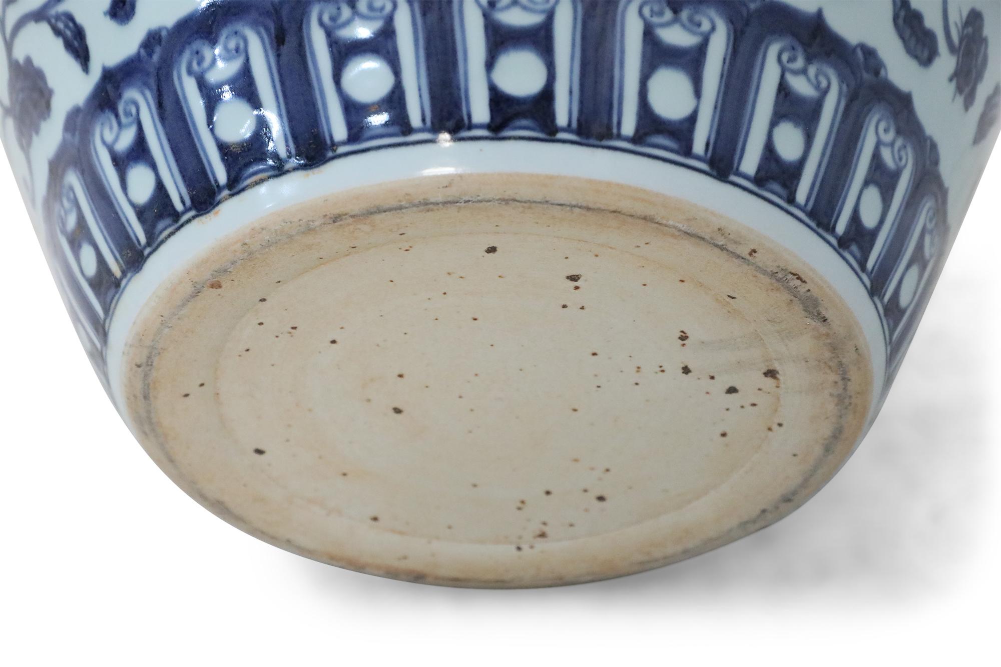 Paire de pots à fleurs chinois en porcelaine blanche et bleue en vente 1