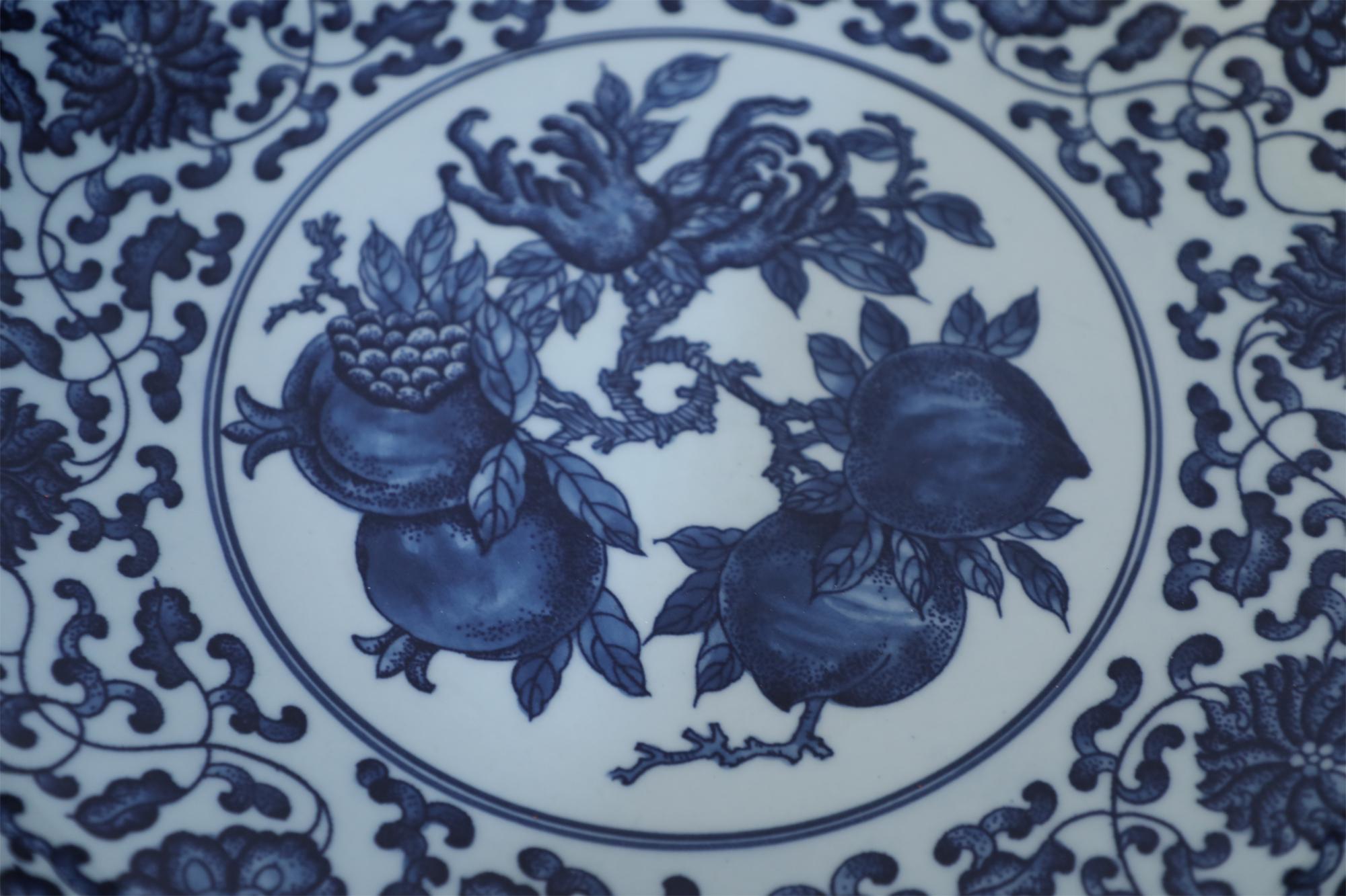 Pair of Chinese White and Blue Peaches Decorative Plates For Sale 5