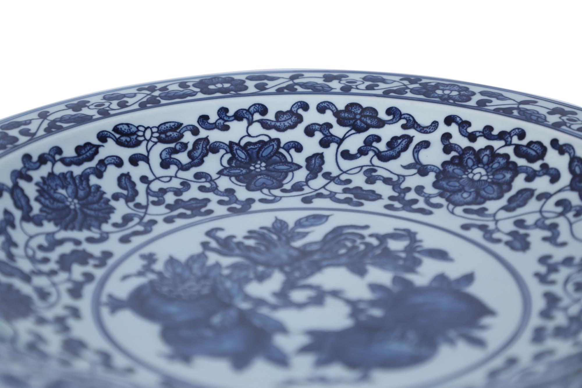 Pair of Chinese White and Blue Peaches Decorative Plates For Sale 6