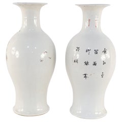 Paire d'urnes chinoises en porcelaine blanche et branches de cerisier
