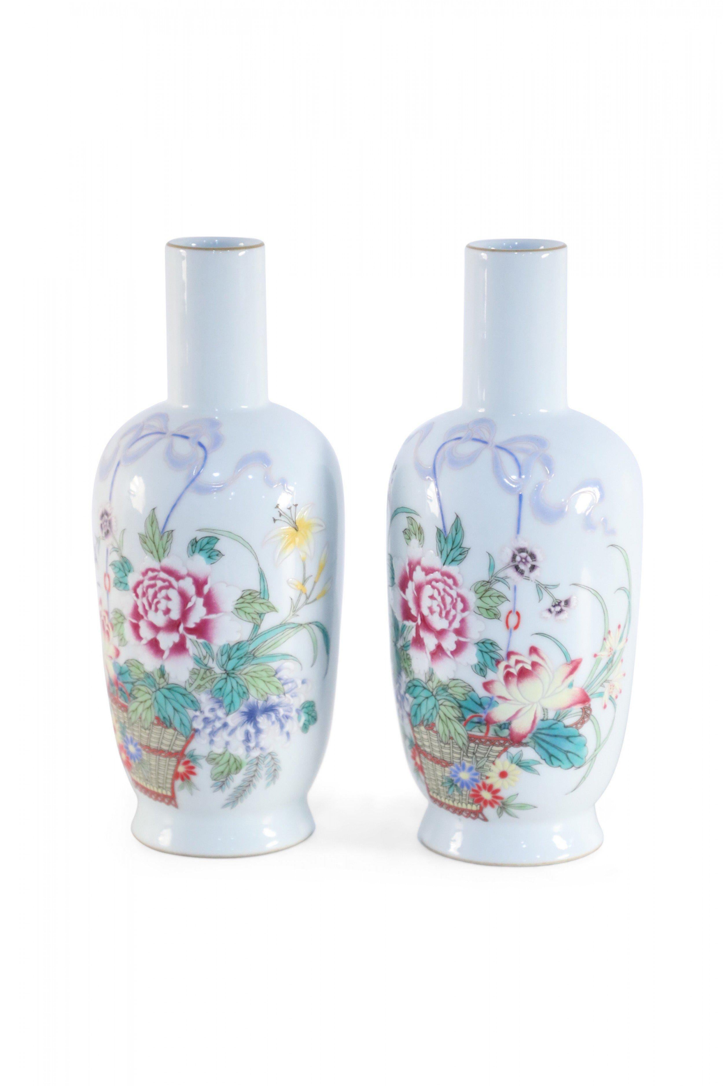 PAIRE de vases anciens chinois (fin du 19ème siècle) de couleur blanche avec des formes en maillet décorées de motifs en relief d'arrangements floraux dans des paniers en osier (marque sur le fond, voir photos) (PRIX POUR LA PAIRE).