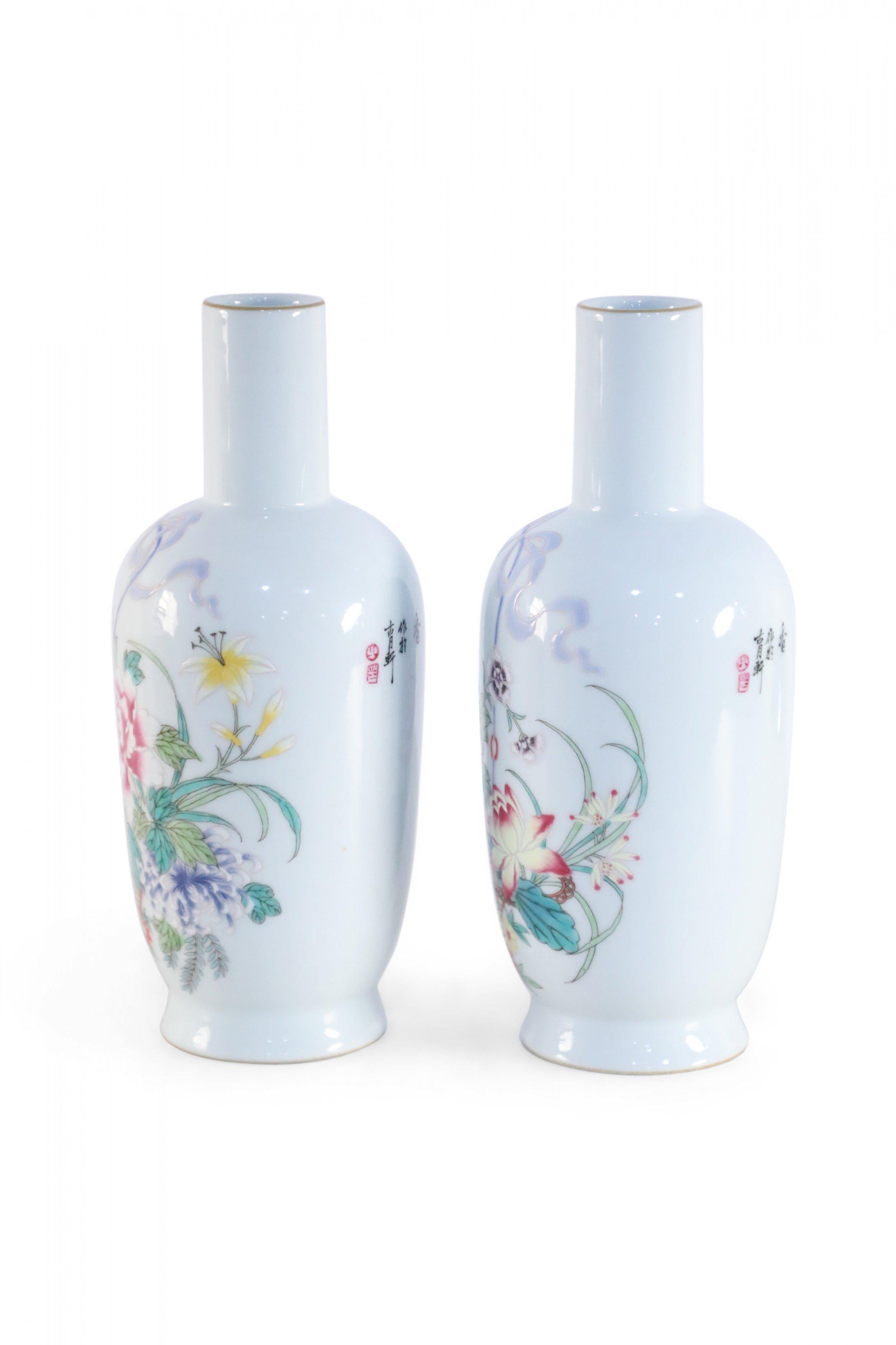 Exportation chinoise Paire de vases chinois en porcelaine à motifs blancs et floraux en vente