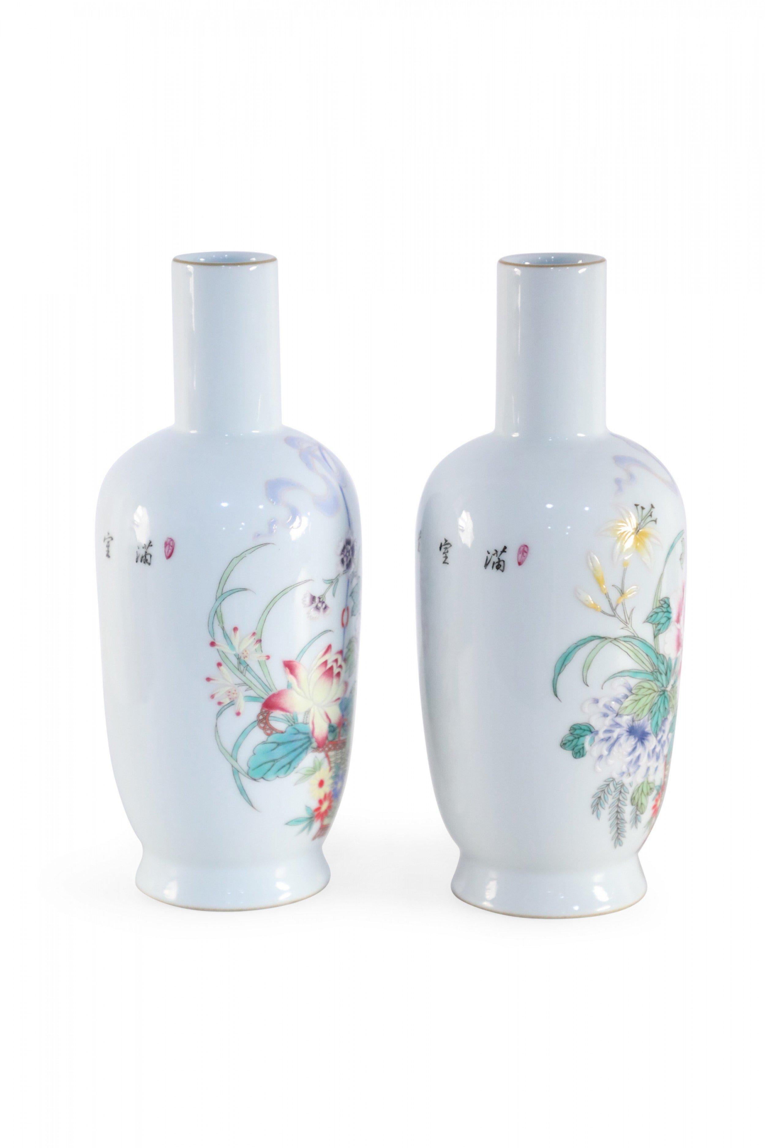 Fait main Paire de vases chinois en porcelaine à motifs blancs et floraux en vente