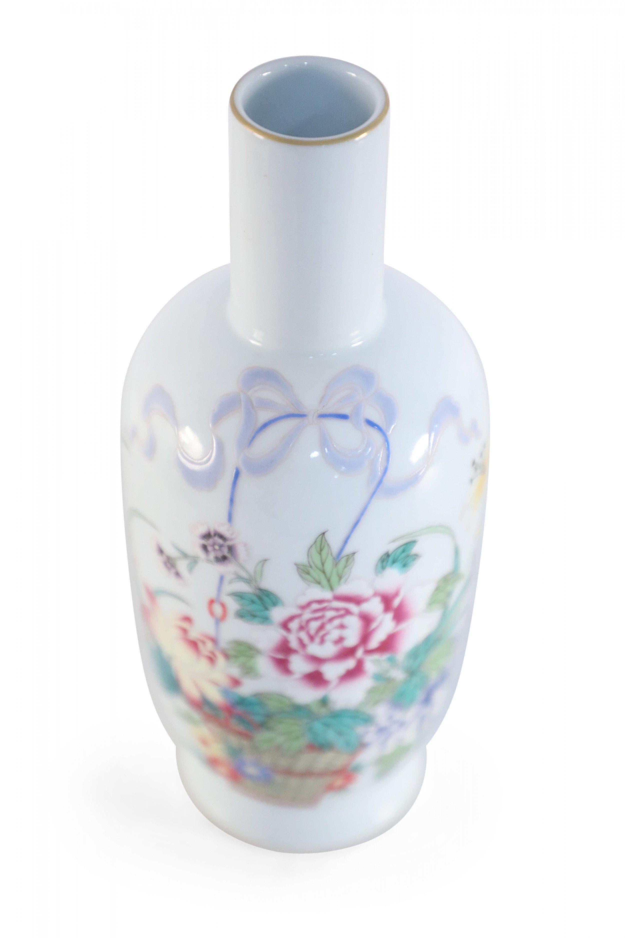 Paire de vases chinois en porcelaine à motifs blancs et floraux Bon état - En vente à Queens, NY