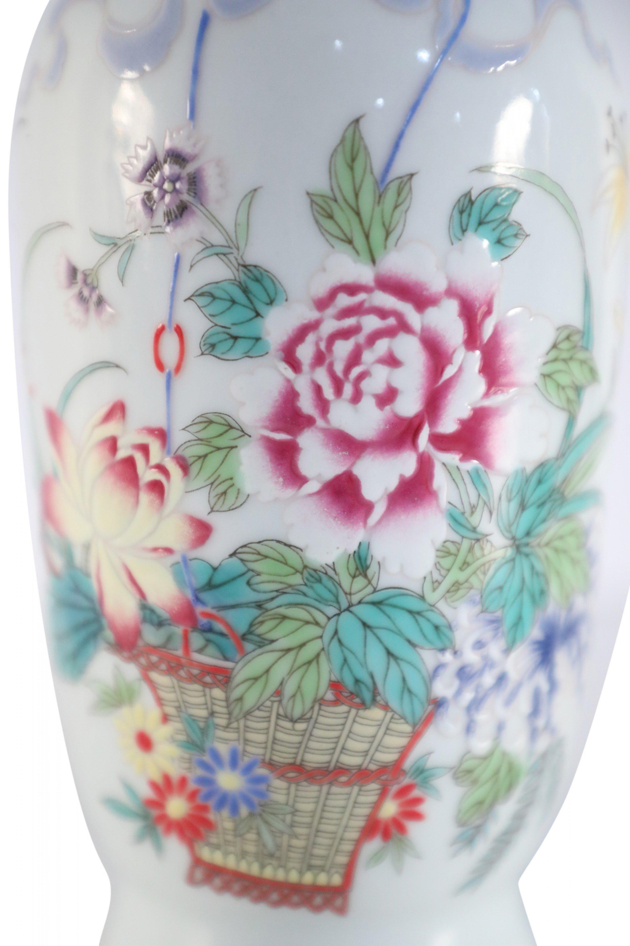 XIXe siècle Paire de vases chinois en porcelaine à motifs blancs et floraux en vente