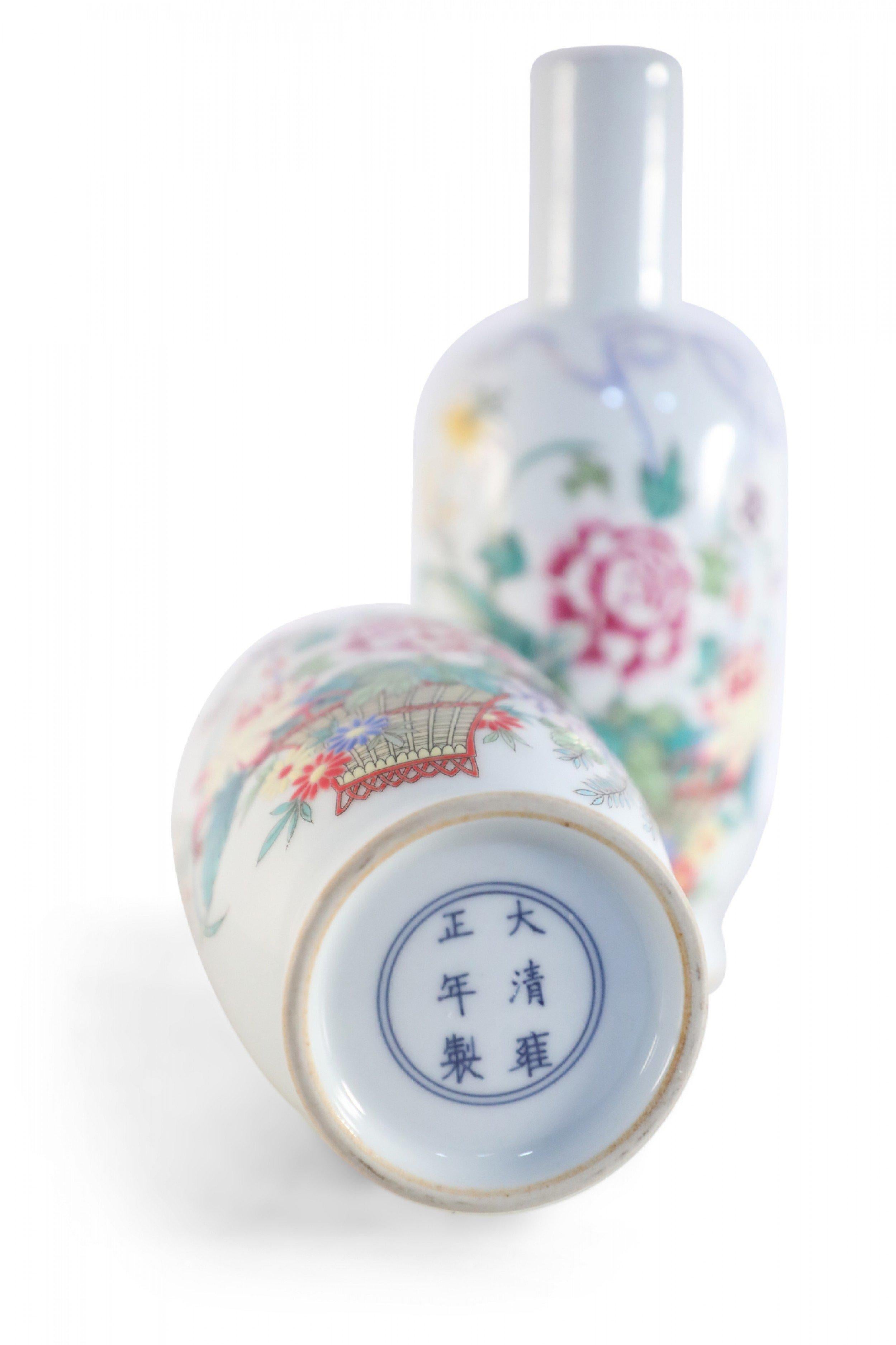 Porcelaine Paire de vases chinois en porcelaine à motifs blancs et floraux en vente
