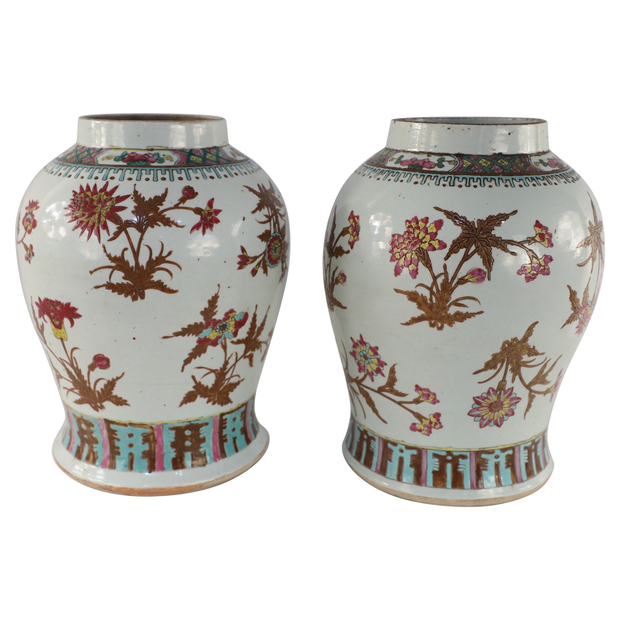 Paar chinesische Porzellanvasen mit Blumenmotiv aus Weiß und Maroon